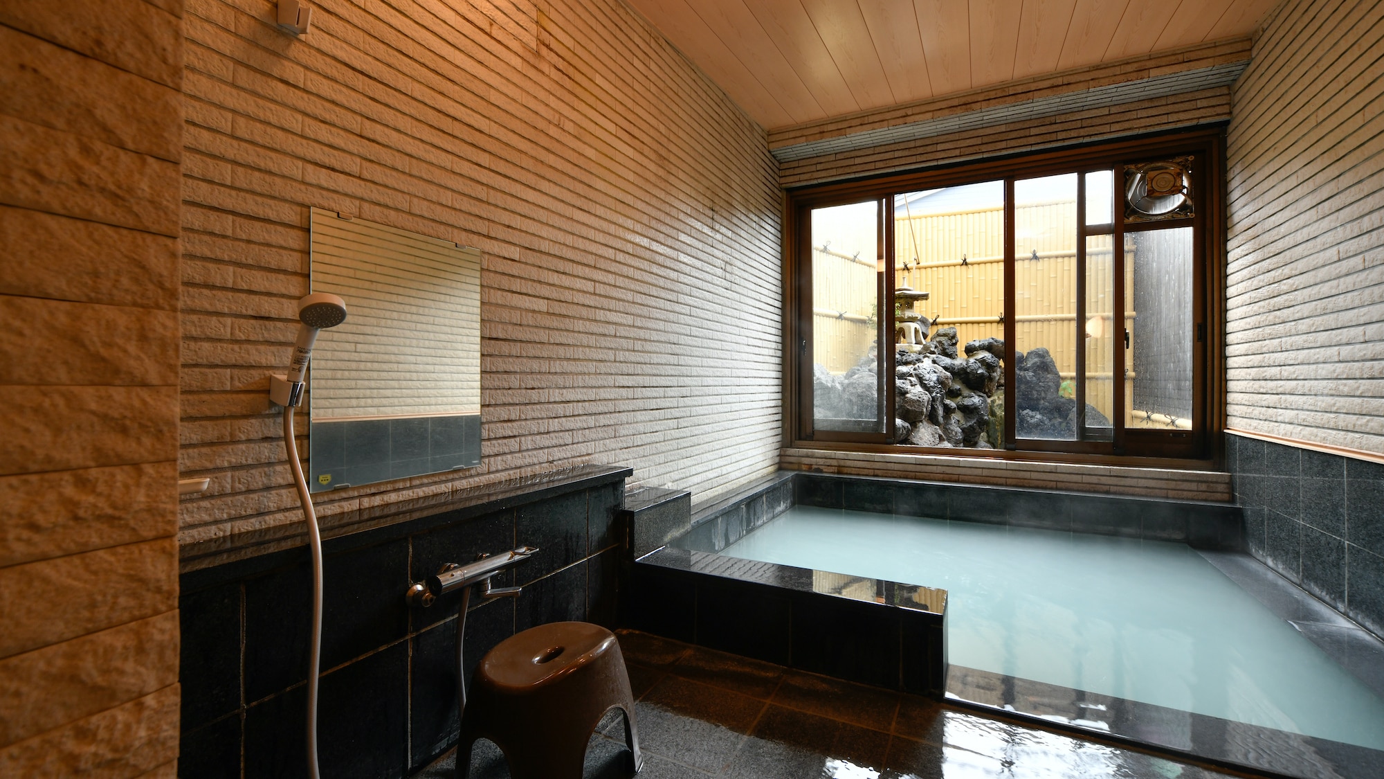 "Eiraku no Yu" Men's bath (indoor bath) It is a well-known source among the many sources of Kusatsu Onsen.