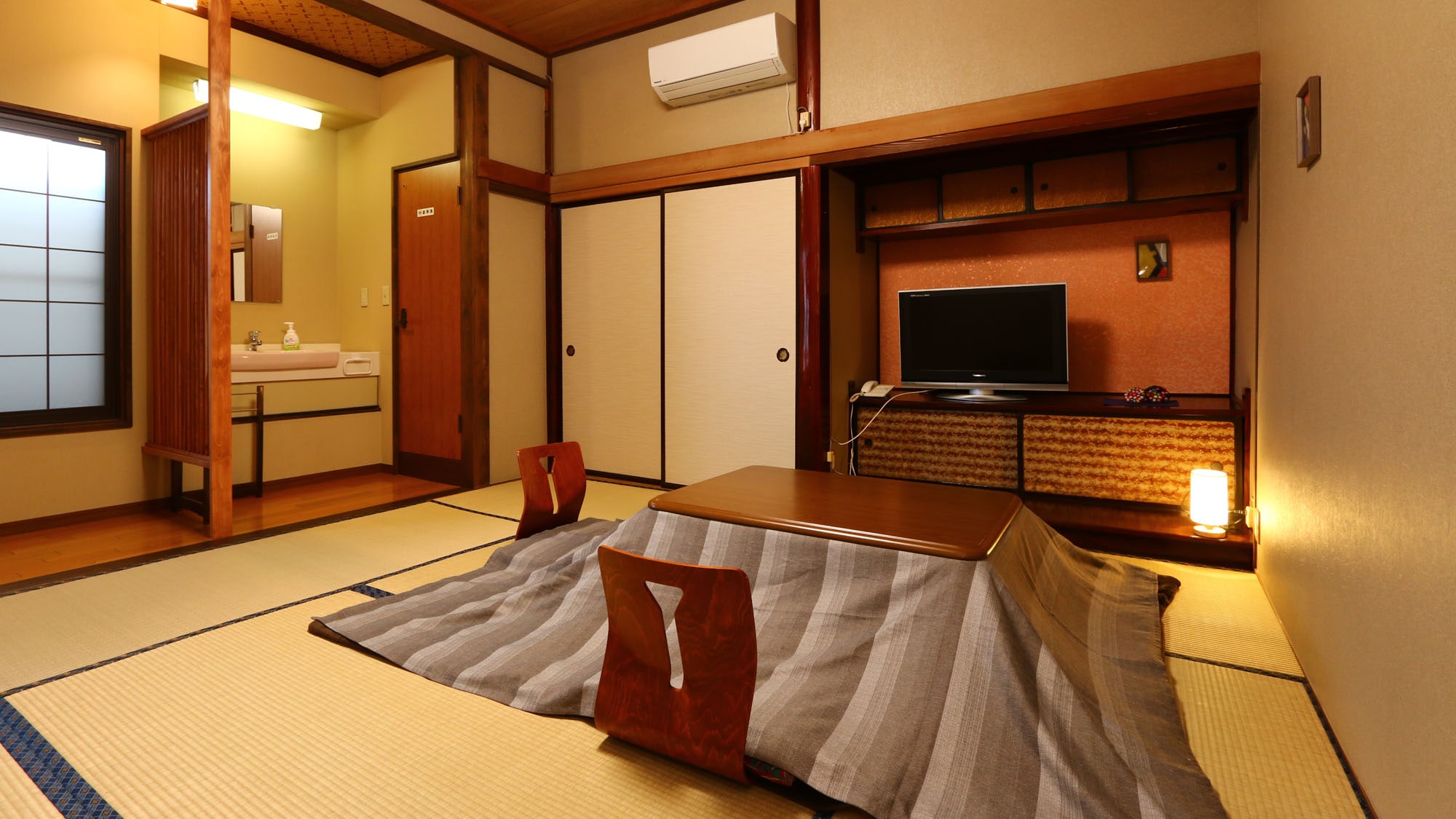 ห้องพักสไตล์ญี่ปุ่น (ห้องกว้างขวางและเงียบสงบ) ห้องพักสไตล์ญี่ปุ่นพร้อมเสื่อทาทามิ 8 ผืน และสุขา*