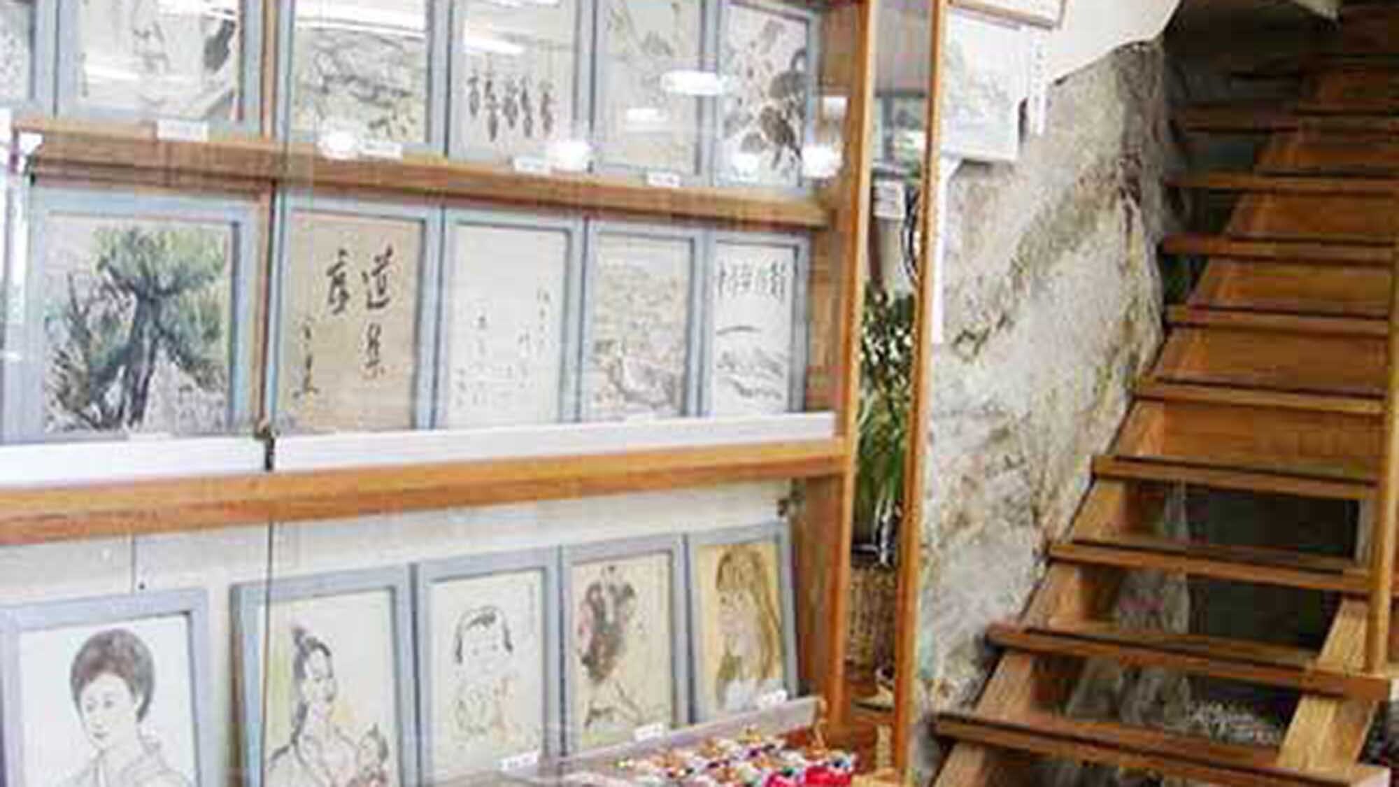・＜Gallery＞We are exhibiting donated works.