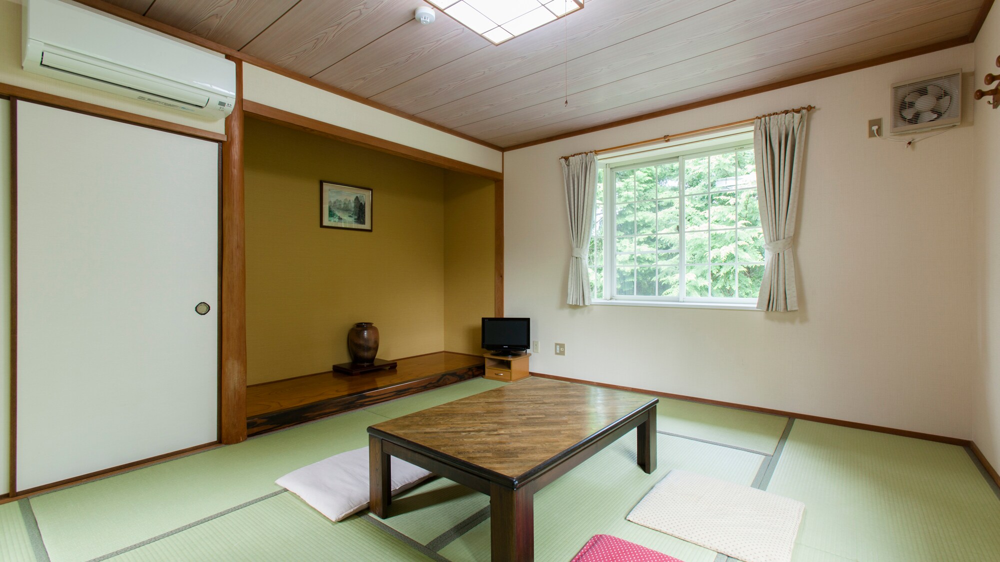 Of course, there are Japanese-style rooms too.