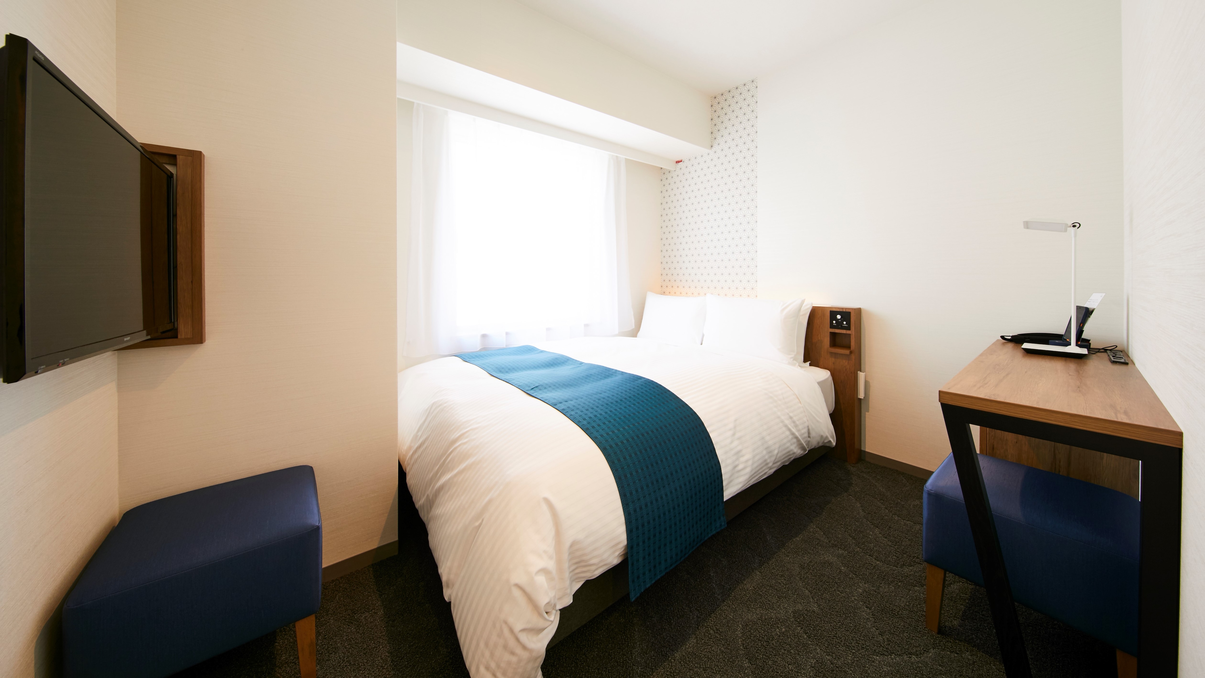 [Moderate Double A] 19㎡. Spacious 140 cm functional room with double bed and writing desk