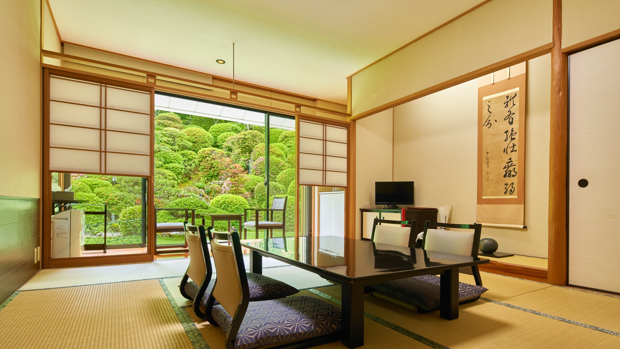 [Room / Example] Please spend a relaxing time while looking at the 1350 tsubo Japanese garden.