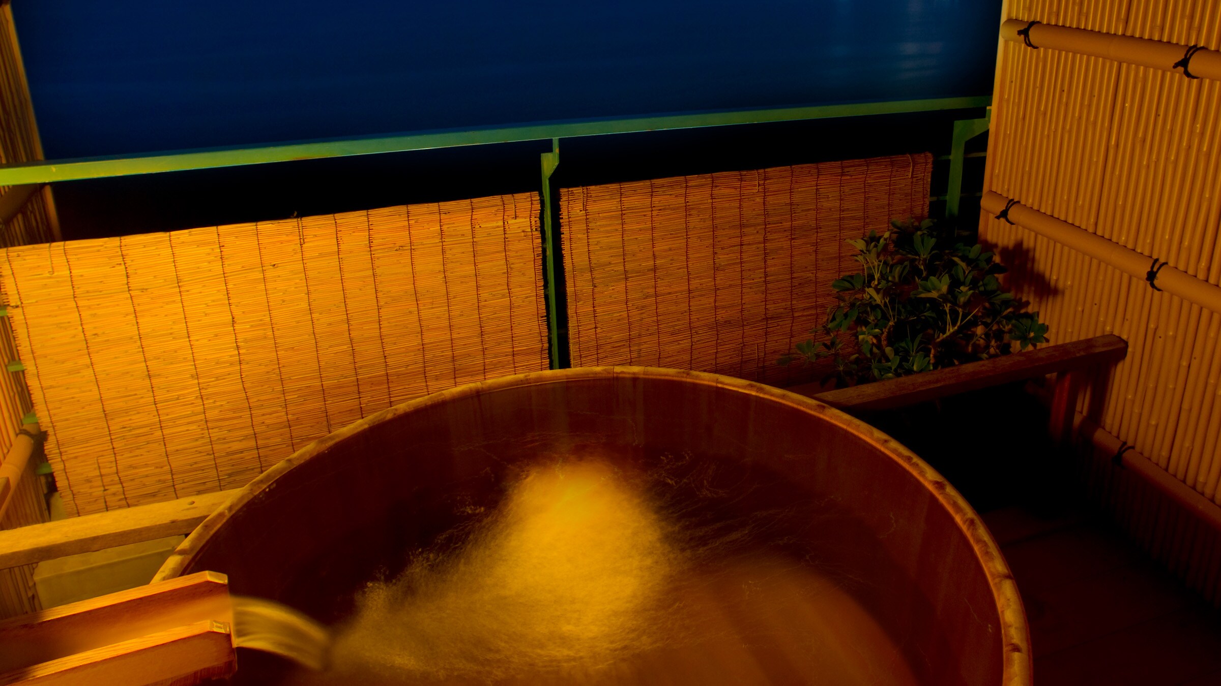 [Top floor Japanese-Western style room] Open-air bath in guest room