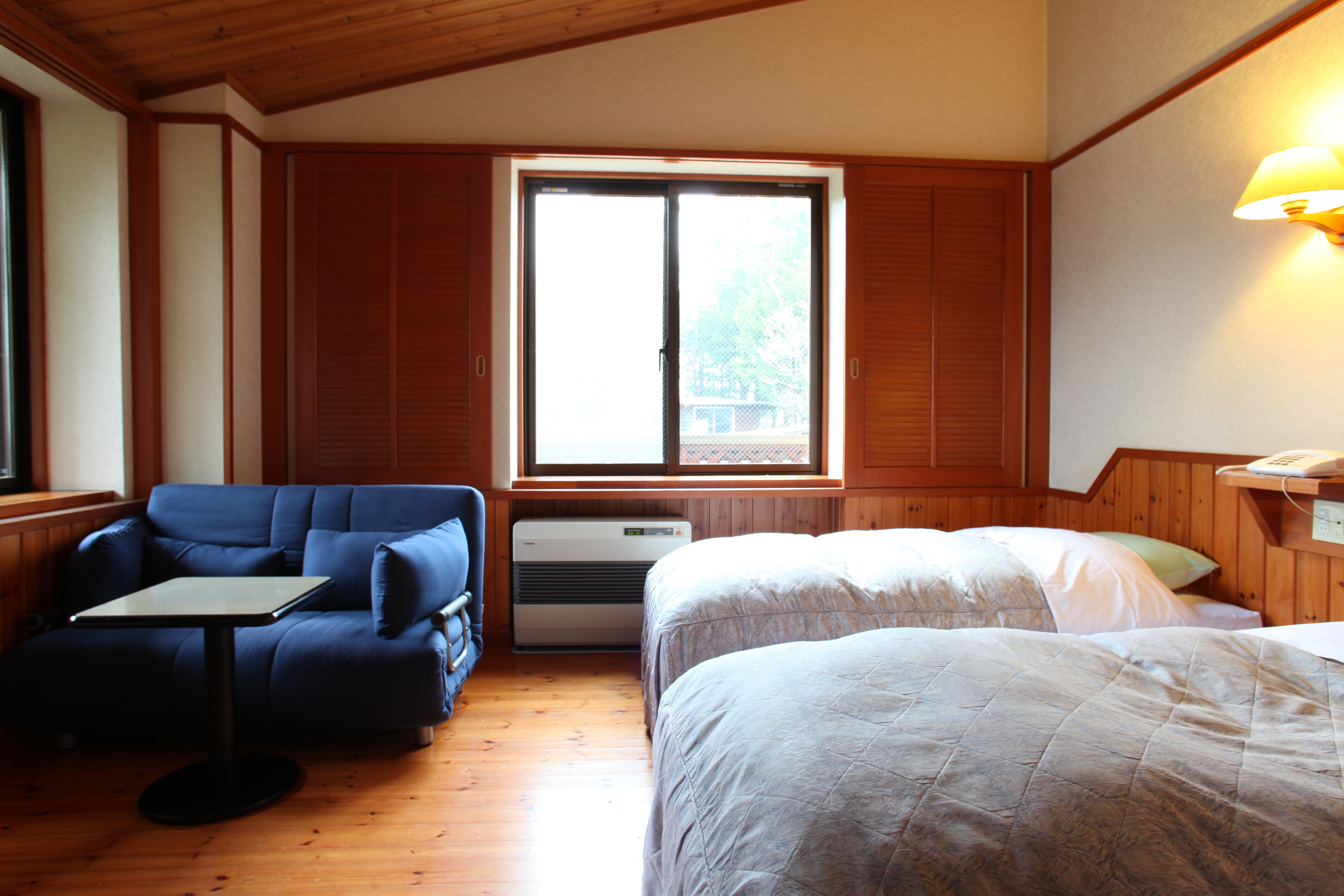 Twin room with bathroom