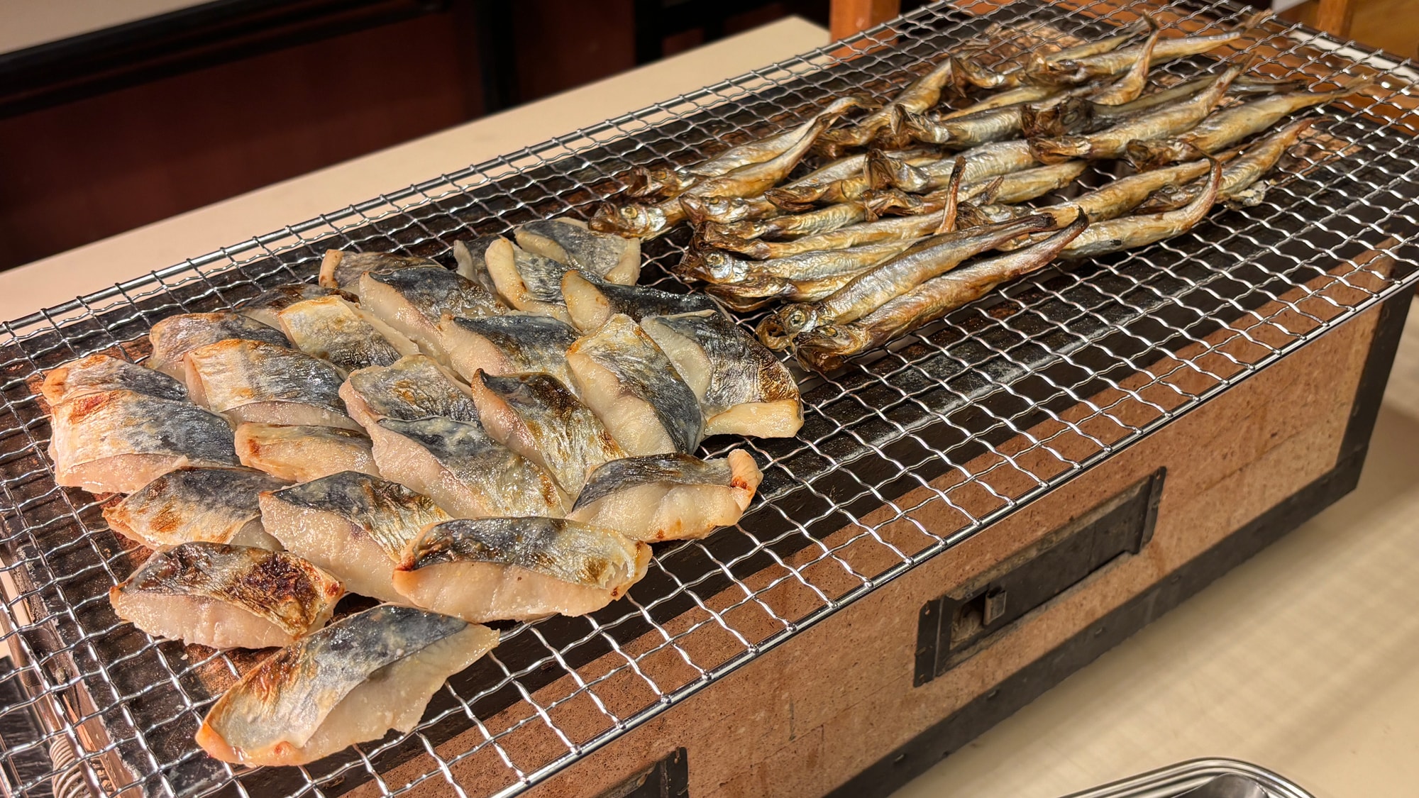 【自助早餐 - 炭烤】烤魚是日式早餐的重要組成部分，現場烤製，趁熱供應。