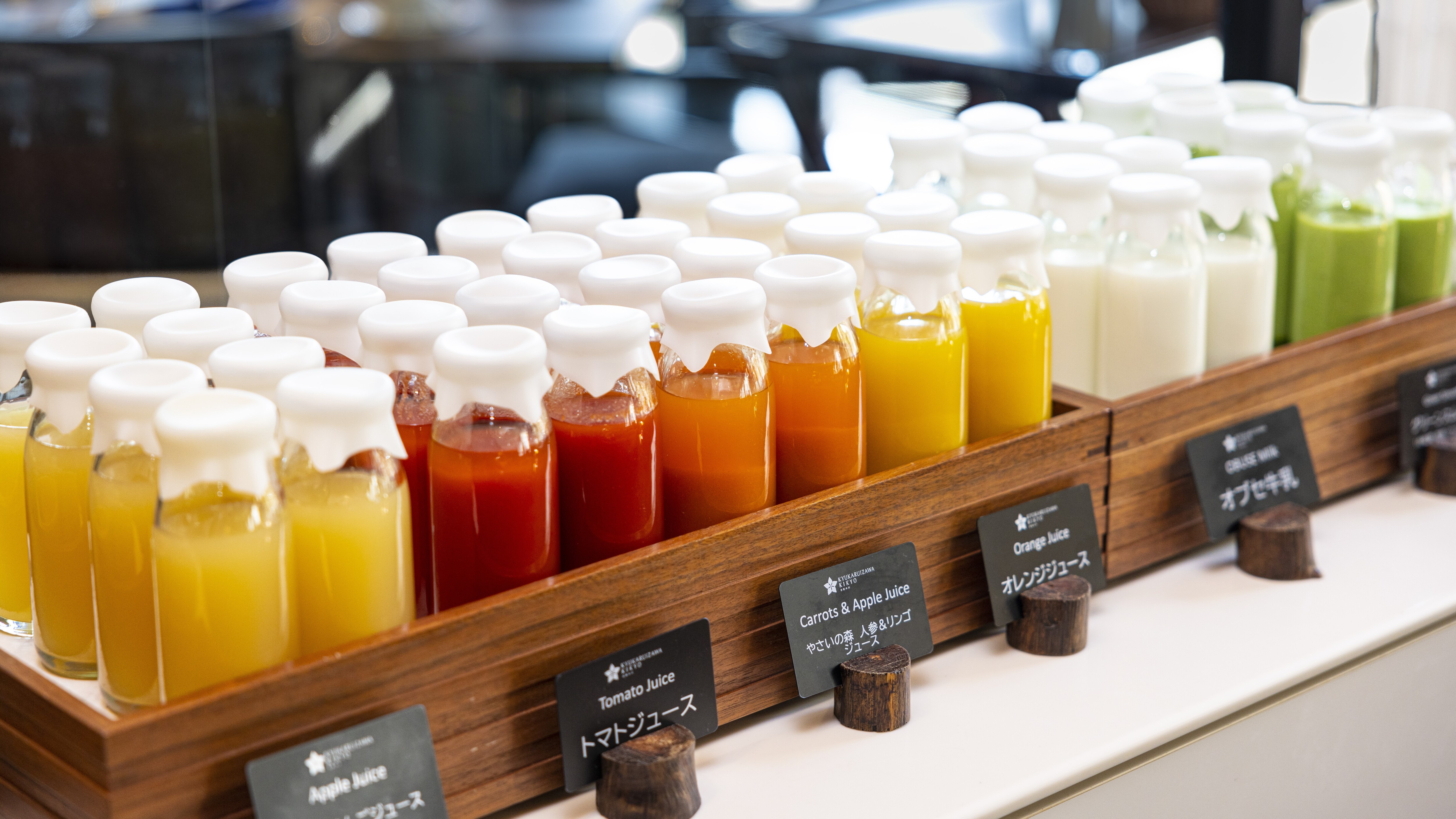 For breakfast, we offer obse milk, vegetable juice, apple juice, smoothies, etc.