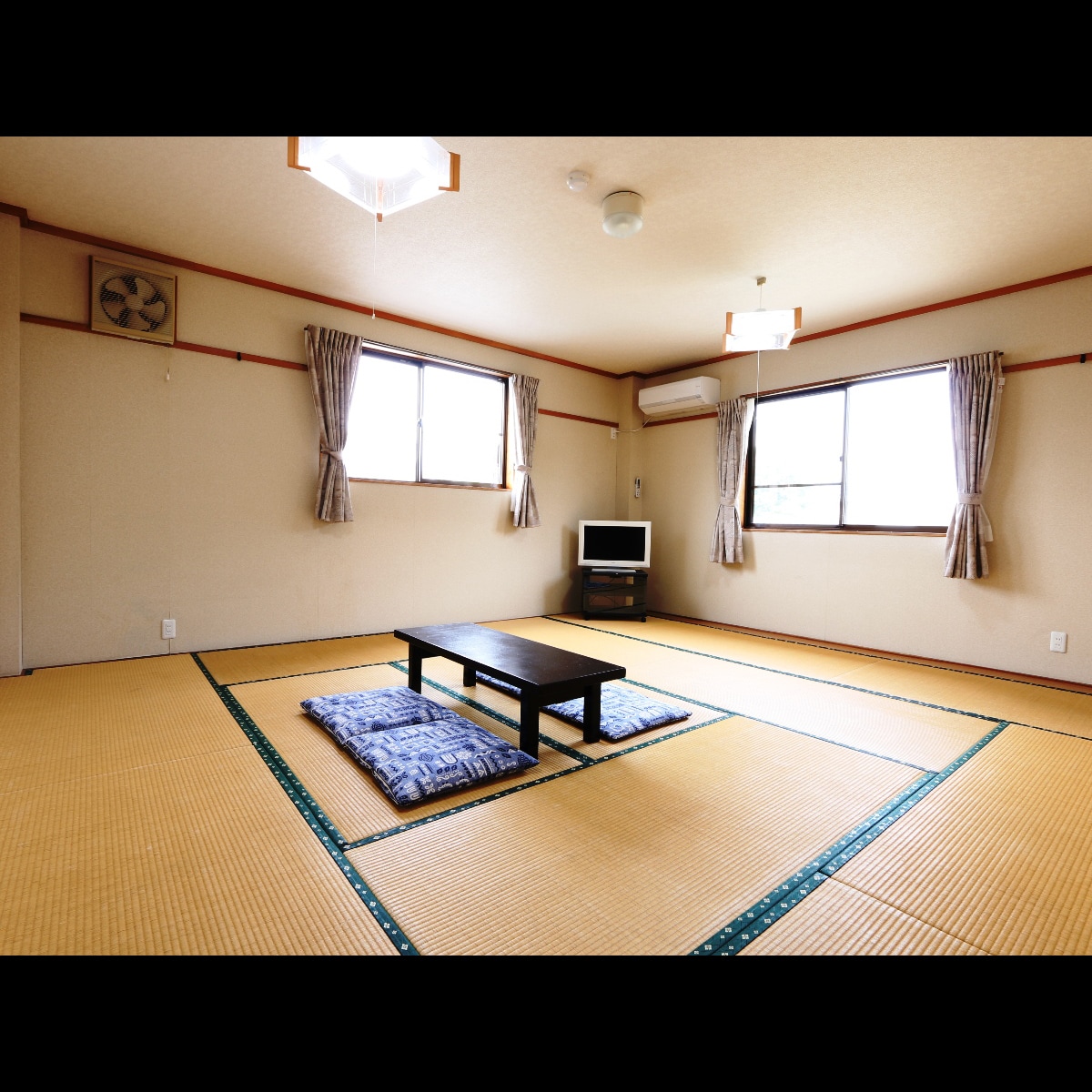 Spacious Japanese-style room for groups of 3 to 6 people or families
