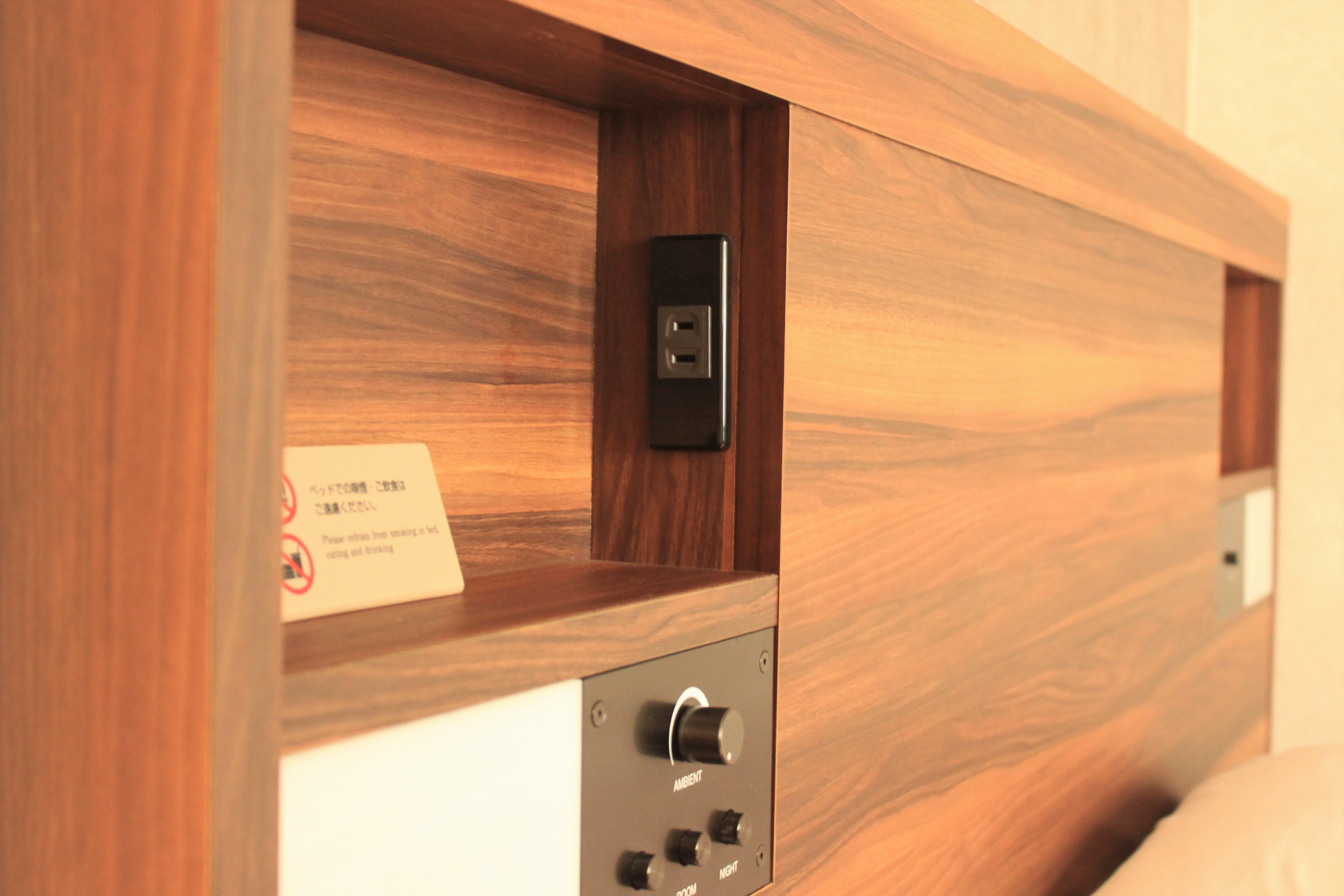 Bedboard ◆ Convenient outlet at bedside ◆
