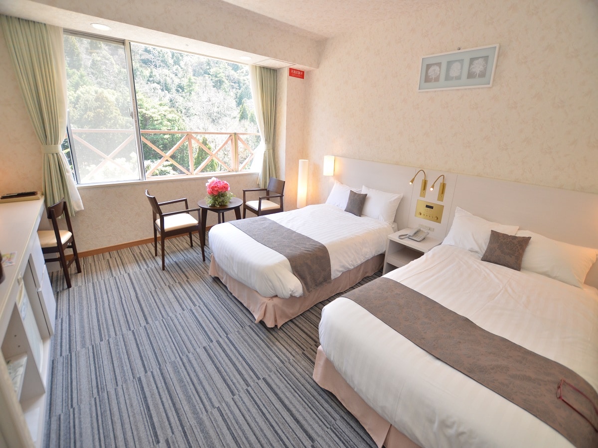 Western-style twin room with a sense of cleanliness based on white