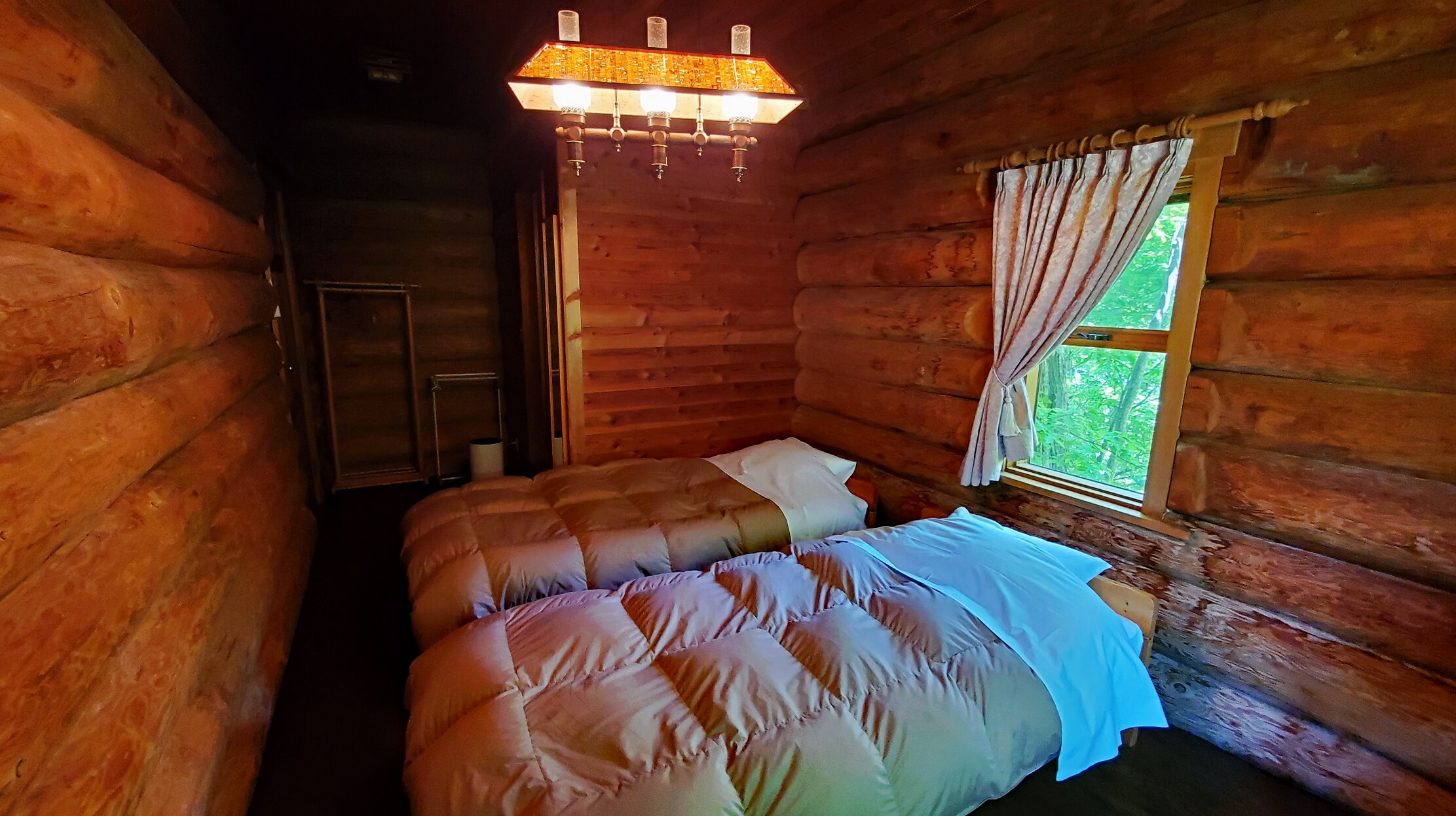 ชั้น 1 ห้อง 102 (ห้องพักแบบตะวันตกพร้อมห้องน้ำและห้องส้วม) ห้องพักเตียงคู่