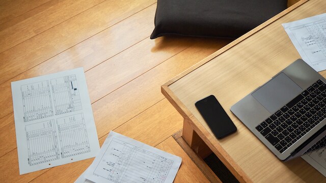 Ruangan ini memiliki lantai kayu di mana Anda dapat memajang gambar dan dokumen berukuran besar.