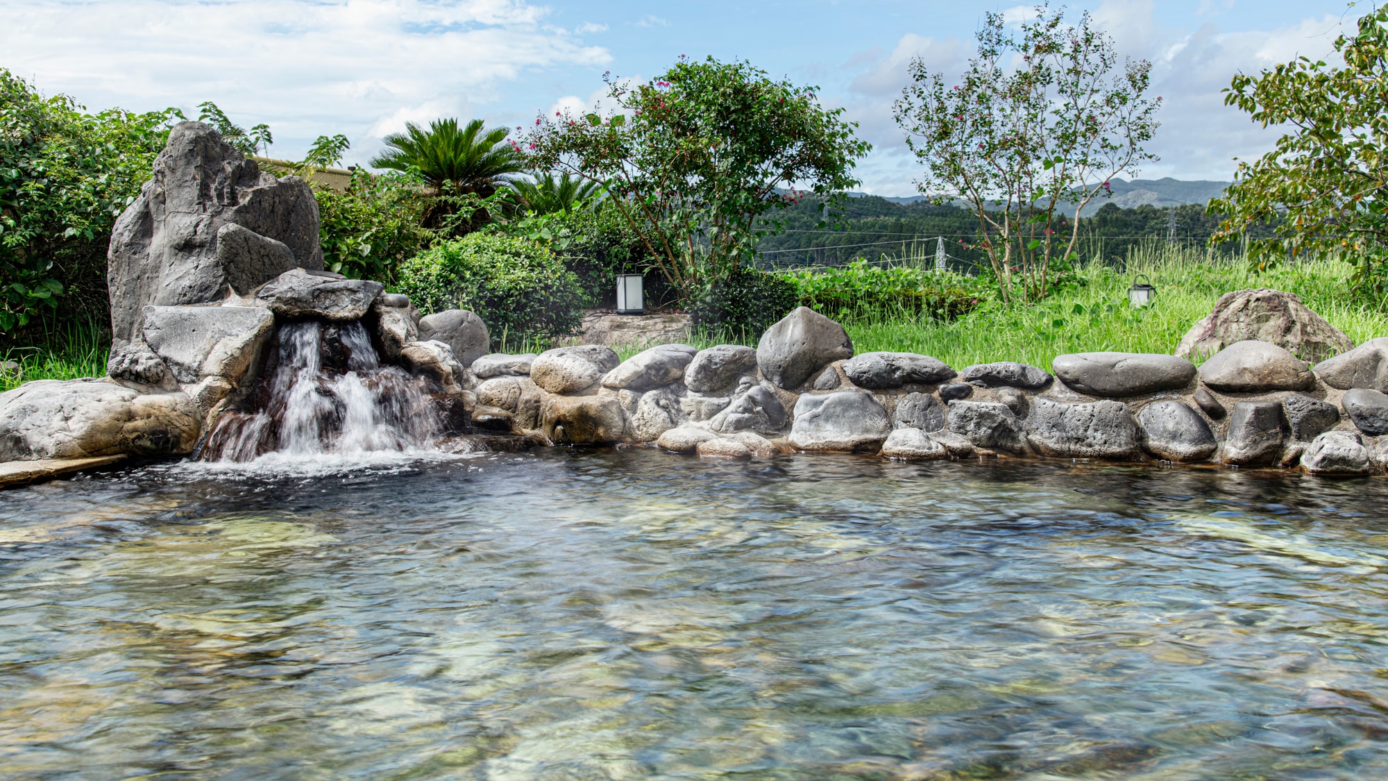 [Large public bath] Open-air bath | Boasting moist spring water quality