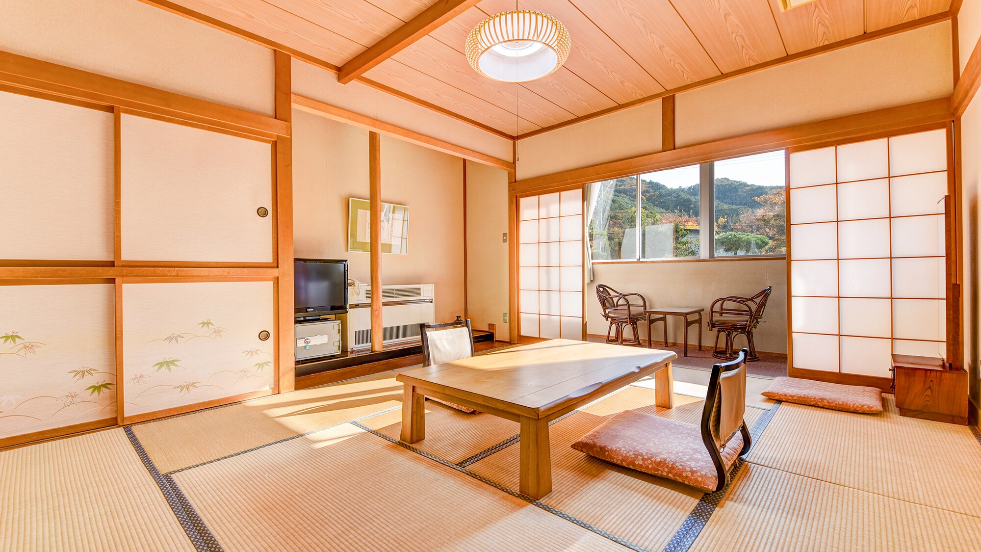 *[Garden side Japanese-style room with 10 tatami mats] You can enjoy the view of our garden and the mountains from the veranda.
