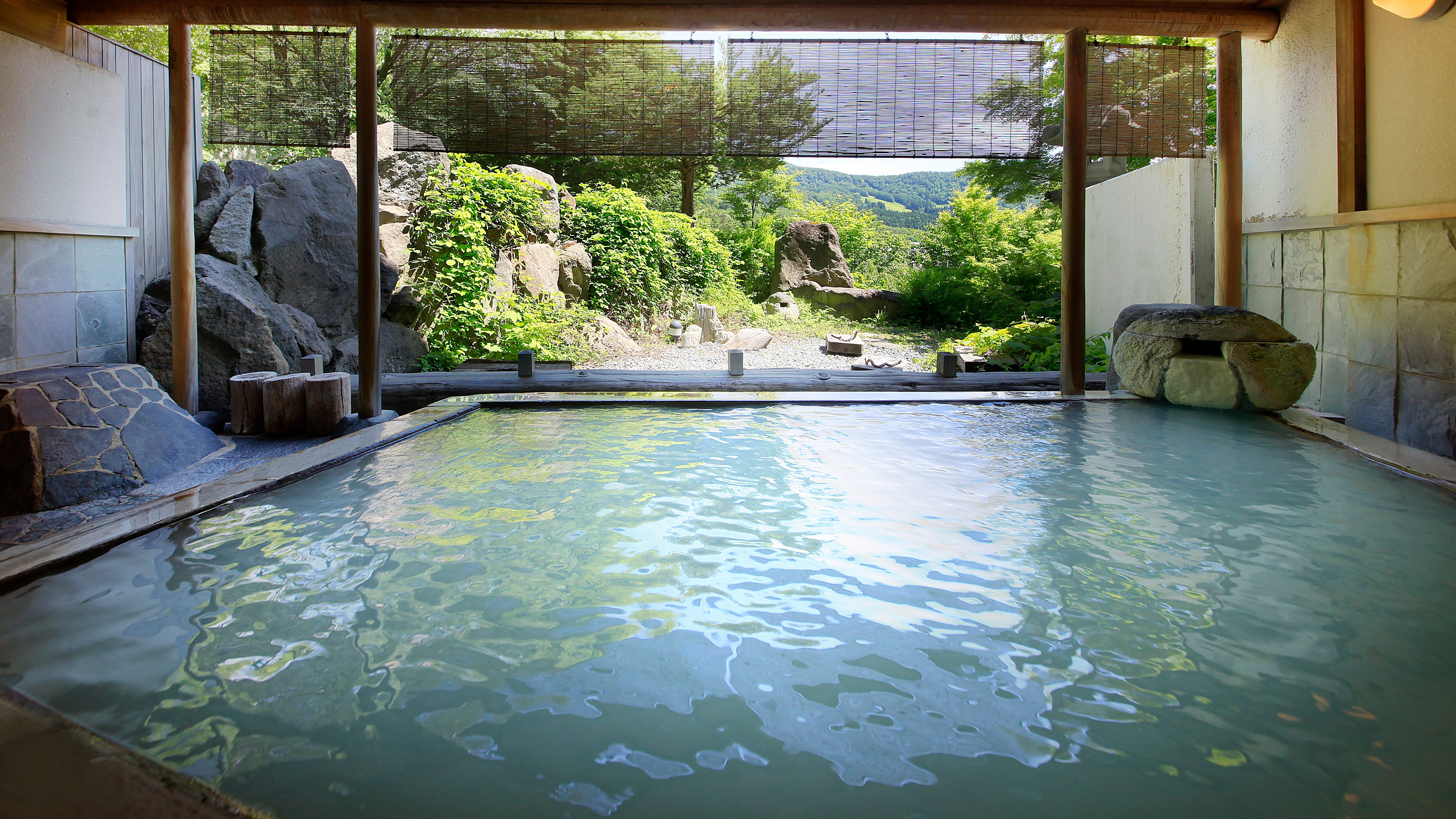 You can see the panoramic view of the garden open-air bath (women's bath) slope * Image