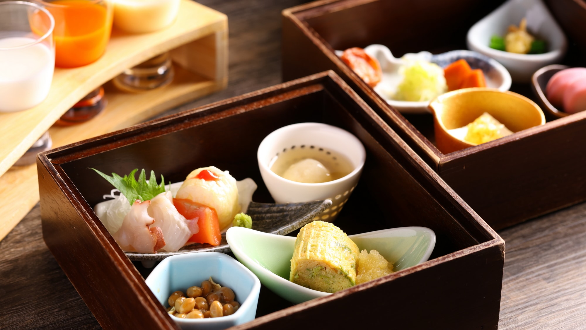 【热情好客的早餐】三水楼的早餐菜单包括经典菜肴和美味佳肴，以双层盒子盛放。