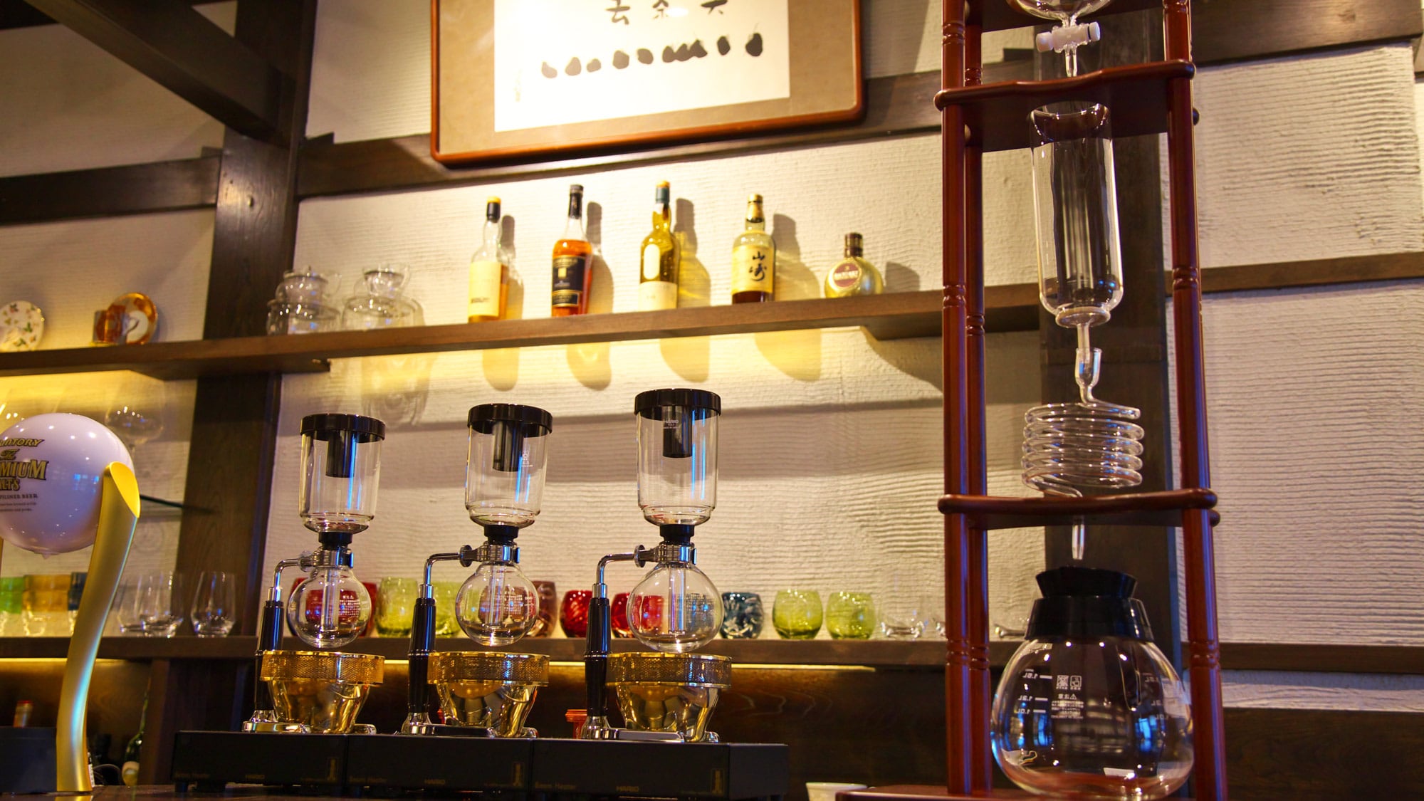 Cafe & Shop Cafe Leaving / Open as a cafe from 10:00 to 18:00. From 18:00 to 22:00, the bar is exclusively for guests