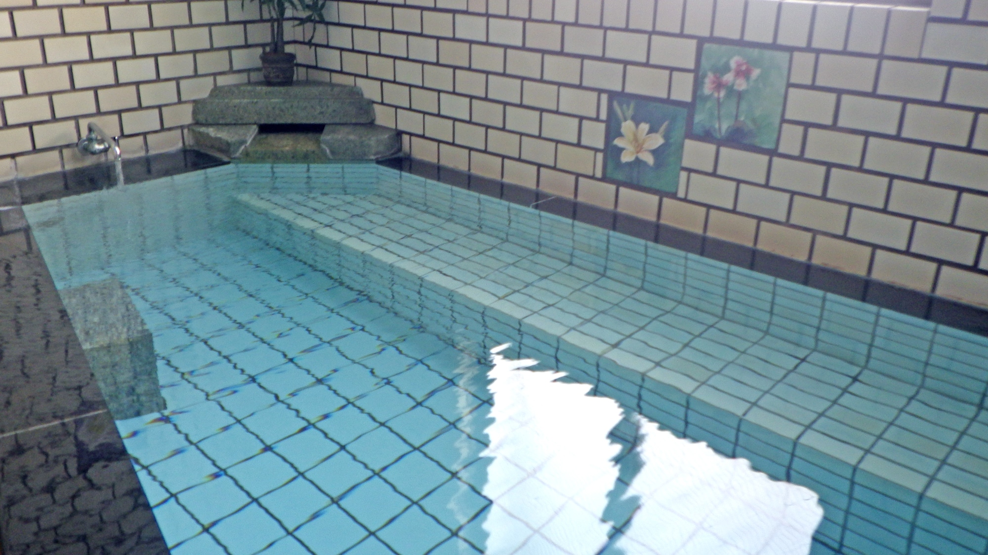 * [Men's bath] The alkaline simple hot spring excavated from the Katashina River valley is effective for recovery from fatigue and bruises!