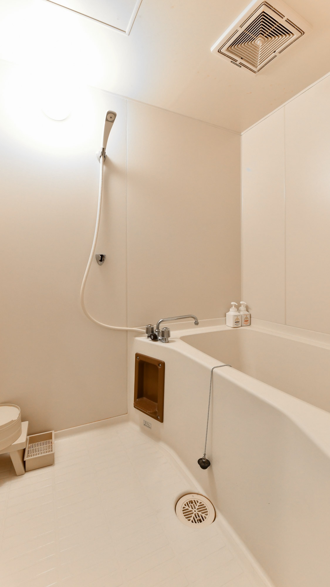 Example of a guest room | Houraku Japanese-style room with 13.5 tatami mats and a bathroom