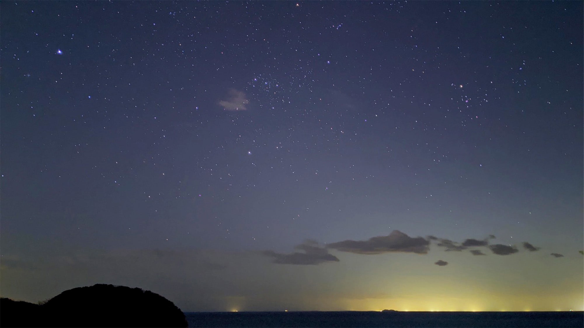 Pemandangan malam dari teras