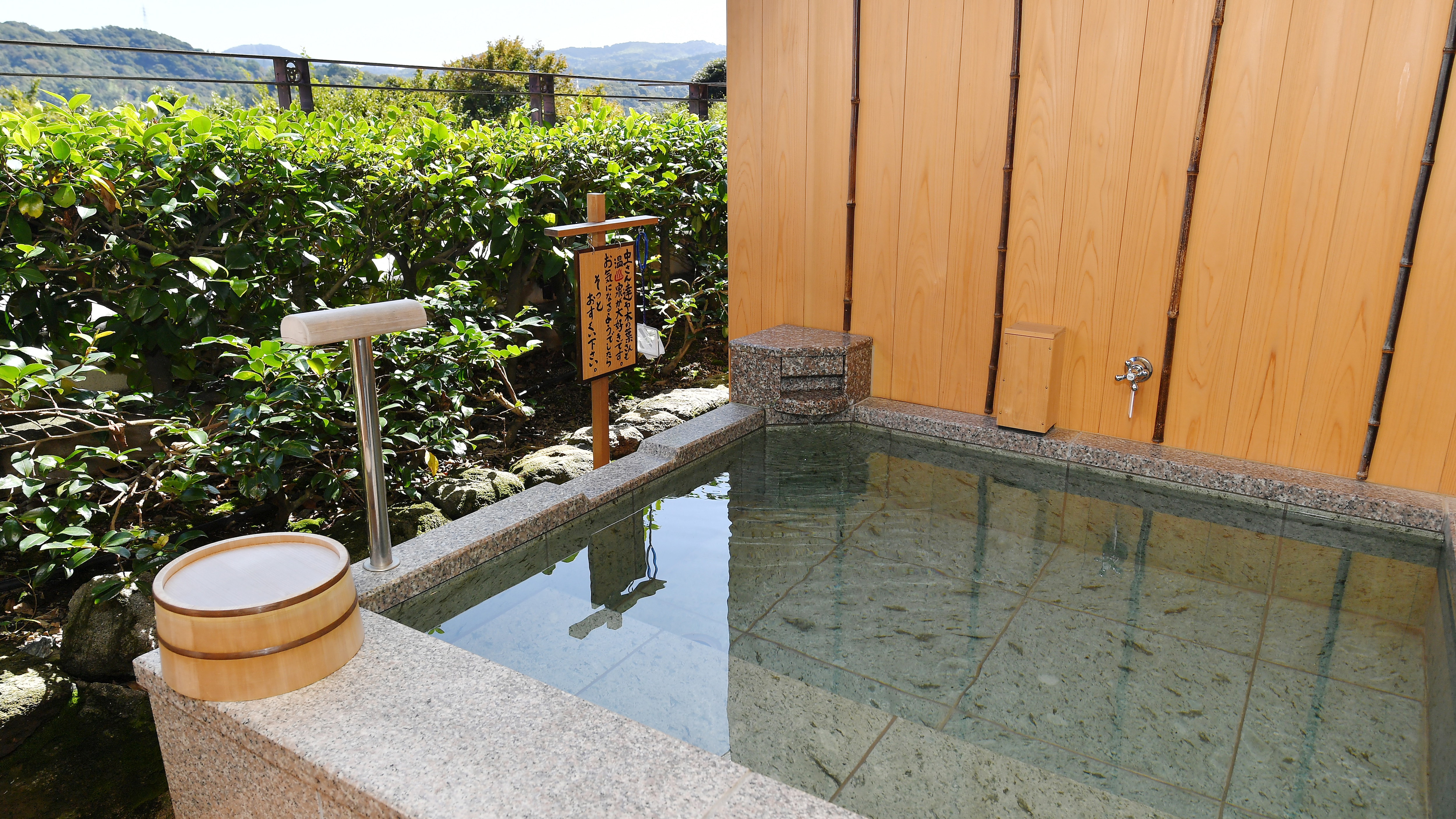 Japanese-style room with 10 tatami mats and an open-air bath (hot spring: circulating filtration type)