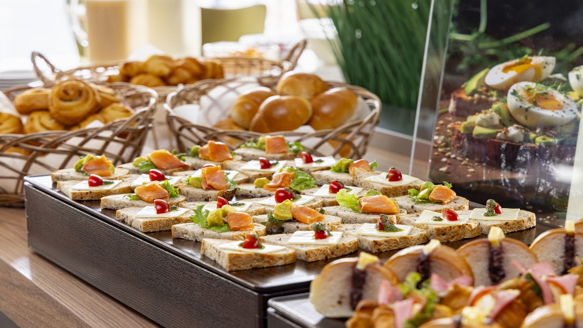 ■We offer a wide variety of freshly baked breads, a breakfast staple