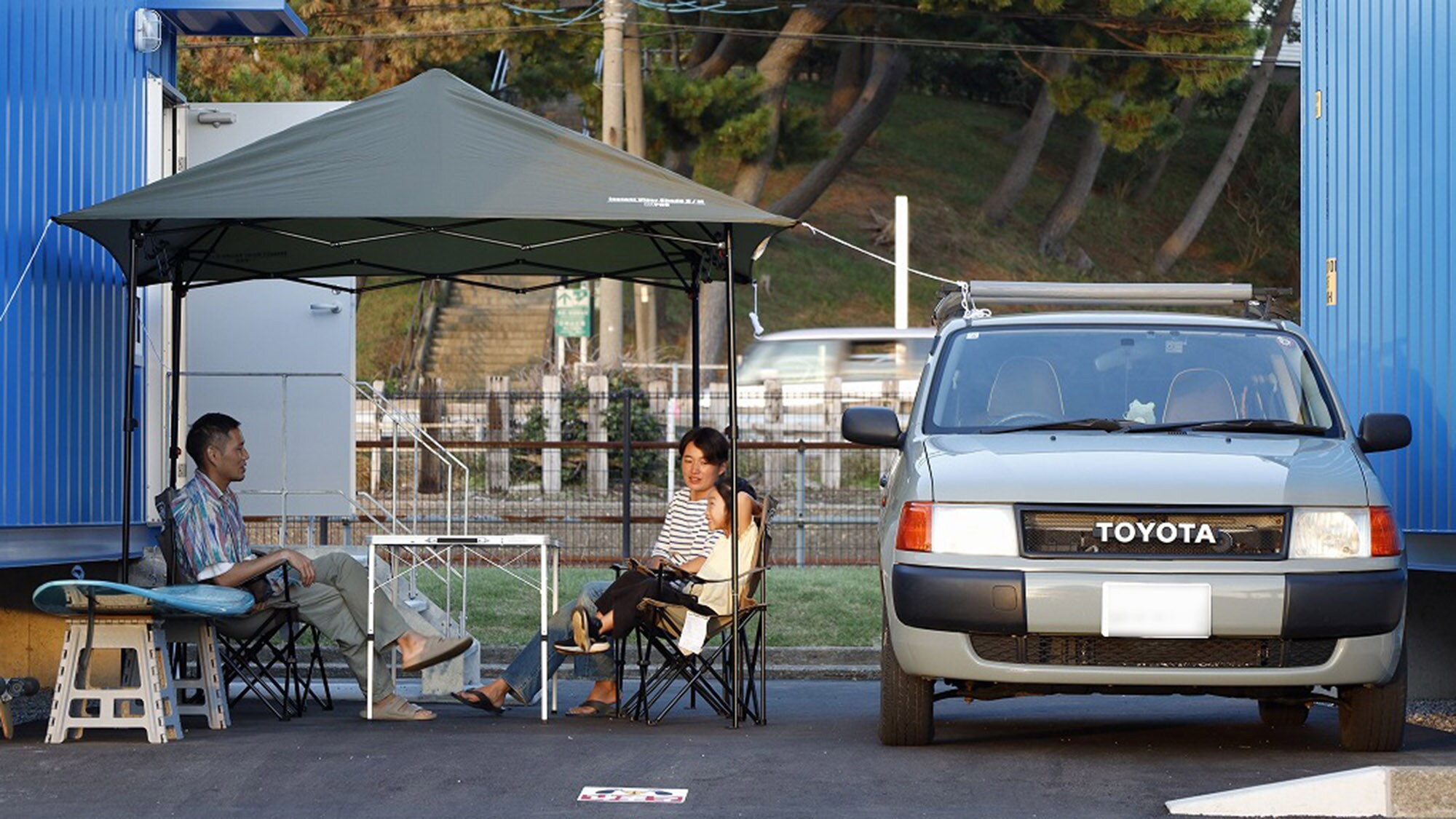 ・[Exterior] Guests can park their cars right next to the container where they are staying.