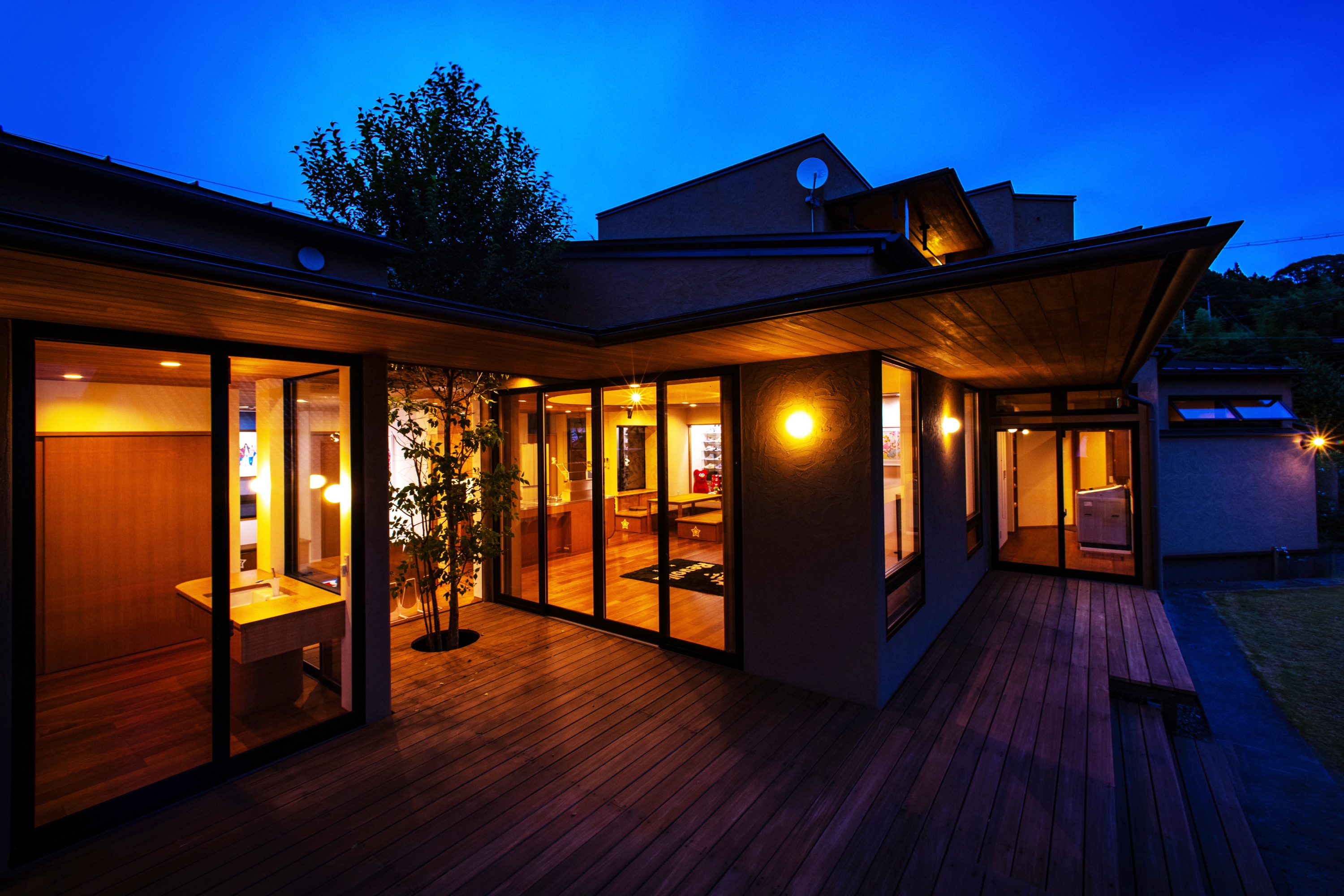 從露臺上看到的房間夜景