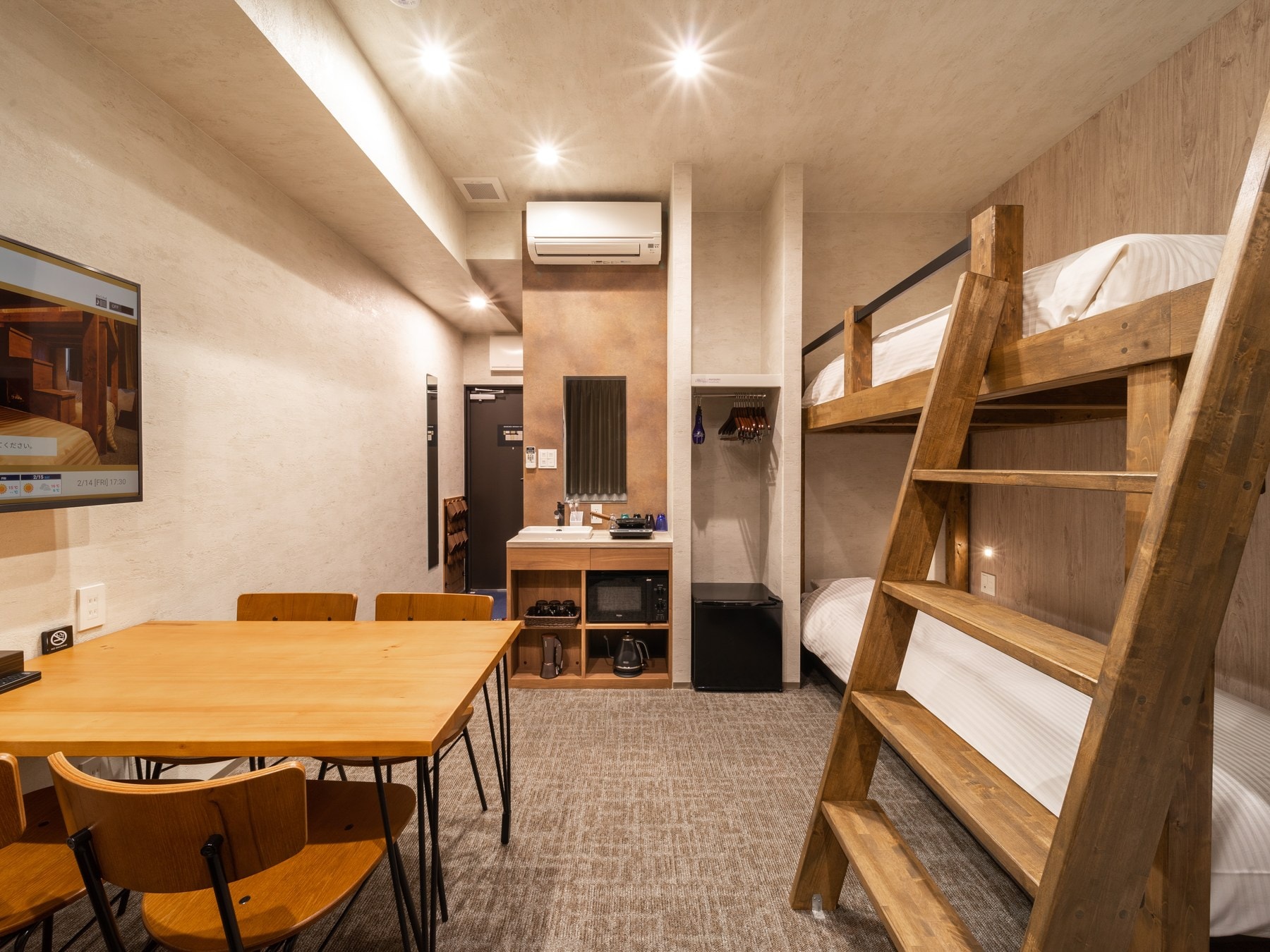 Room for 5 people (single * 4, sofa * 1)