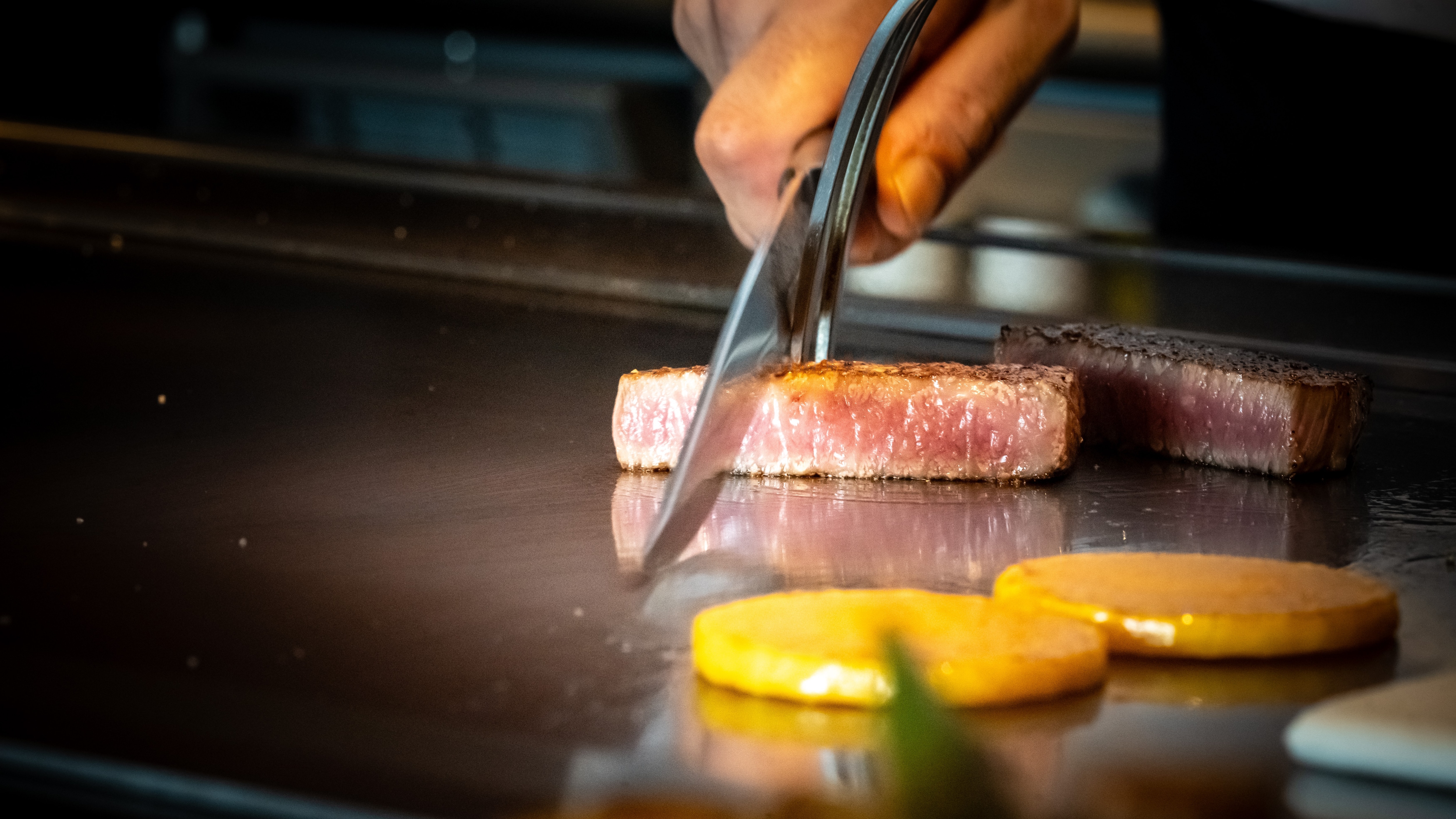 [晚餐/鐵板燒] 我們將在您眼前準備廚師精心挑選的食材。