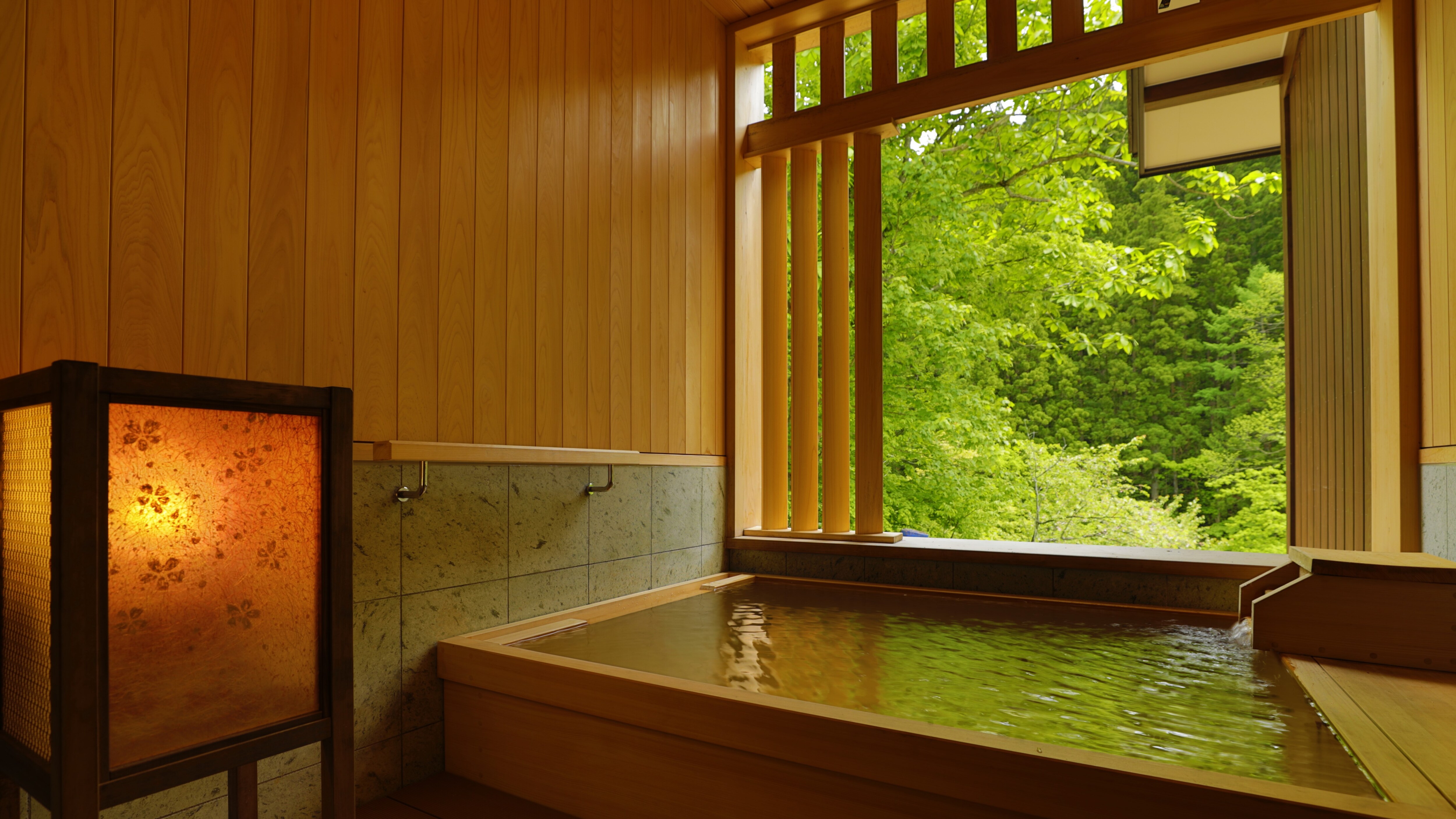 [包租浴]“櫻雲” 用檜木製成的浴池，一邊感受木香，一邊治愈疲勞。