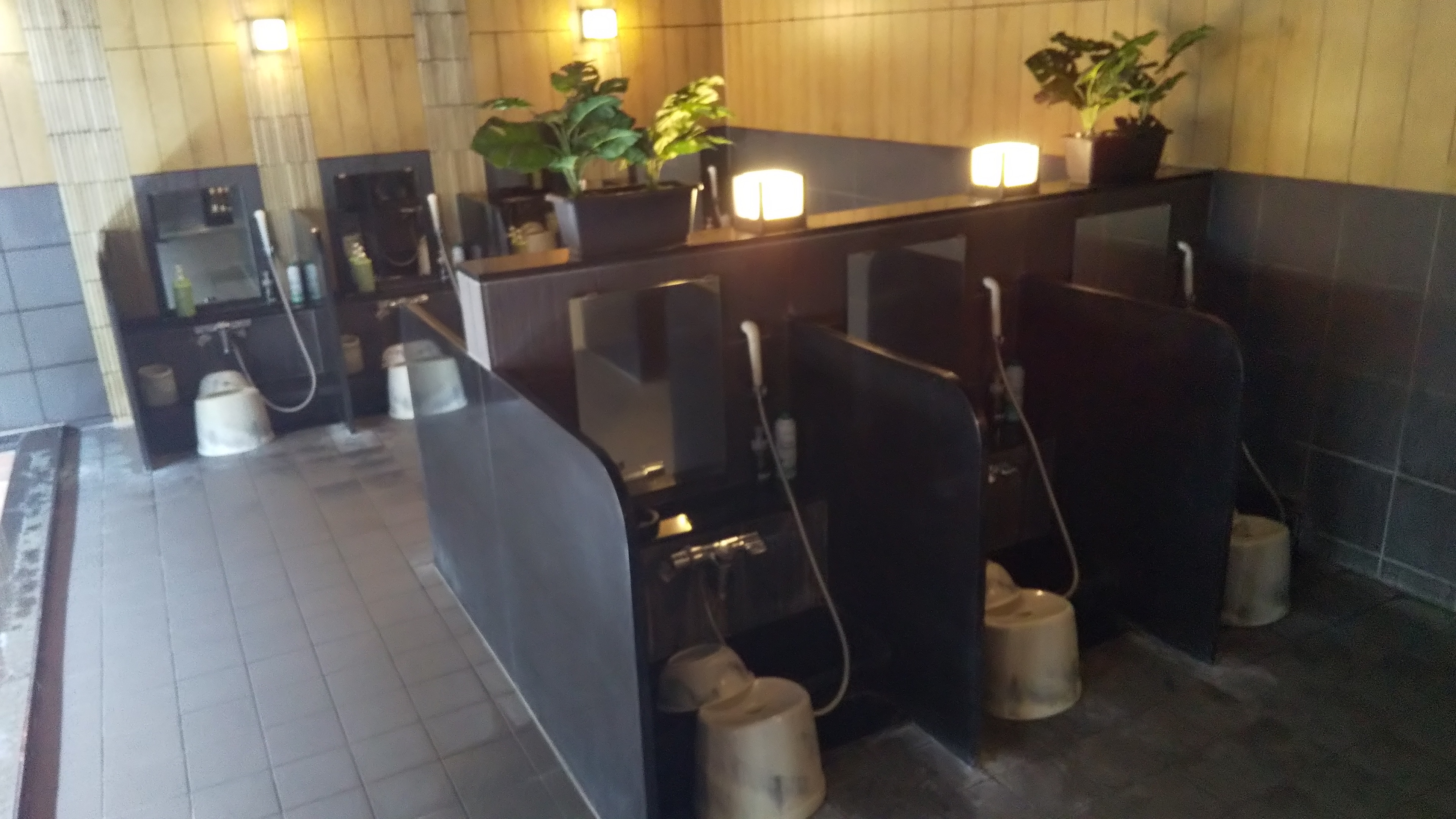 Men's large bath washing area