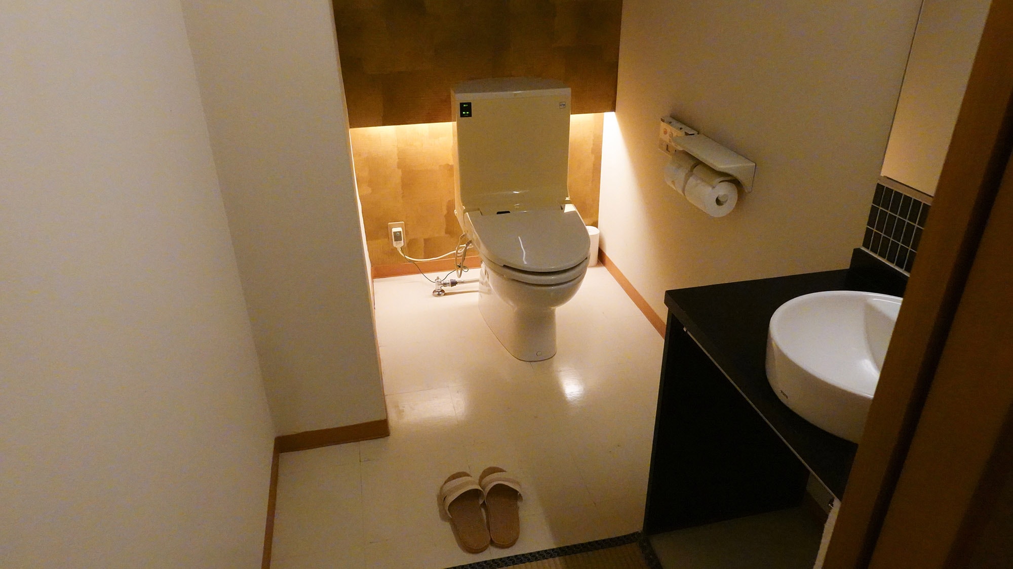 ・[Amber] A restroom with gentle indirect lighting