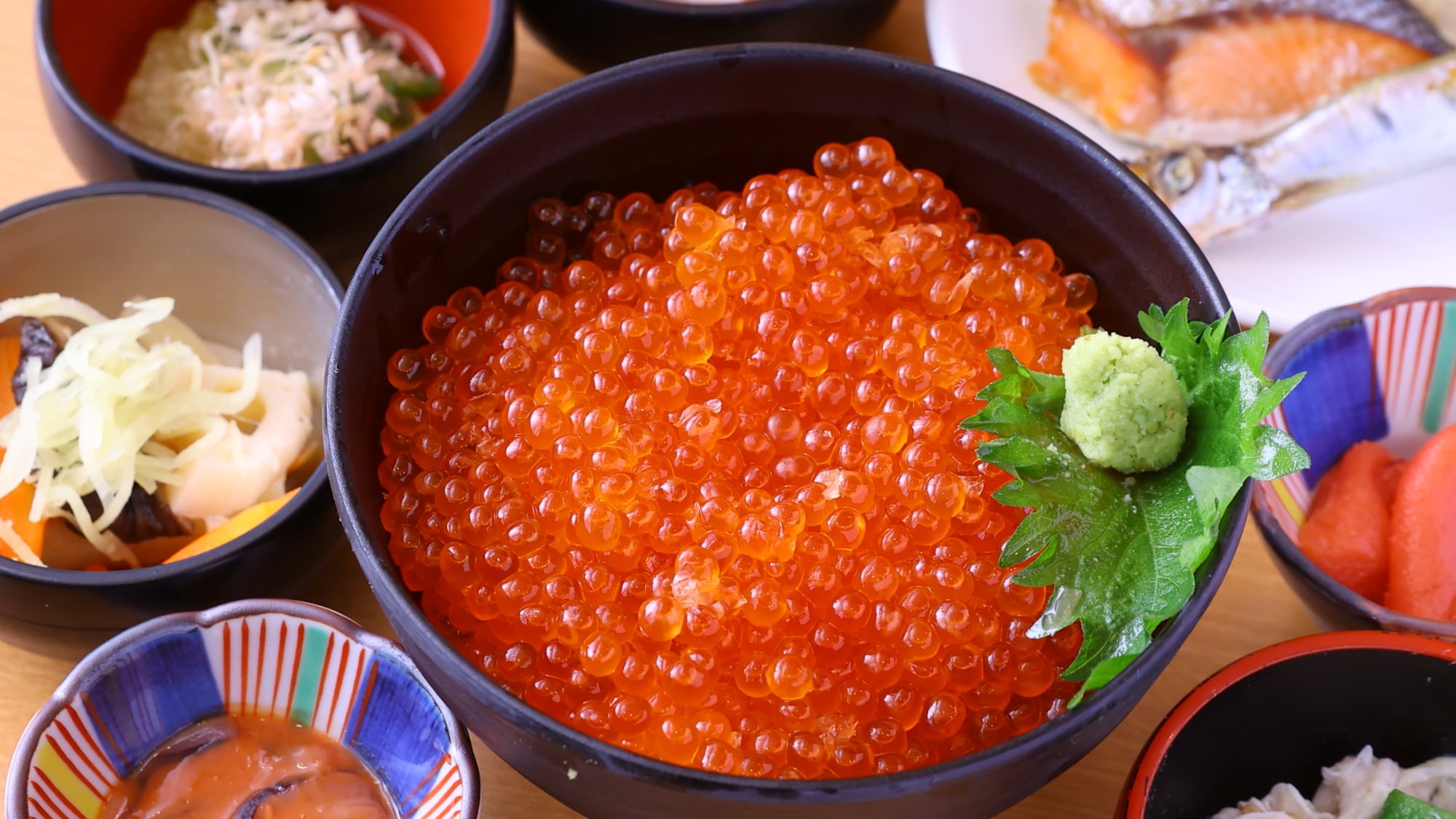 ■ Breakfast buffet: Salmon roe rice bowl