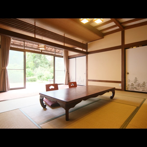 ★*Please relax in a Japanese-style room with 10 tatami mats and a spacious veranda.