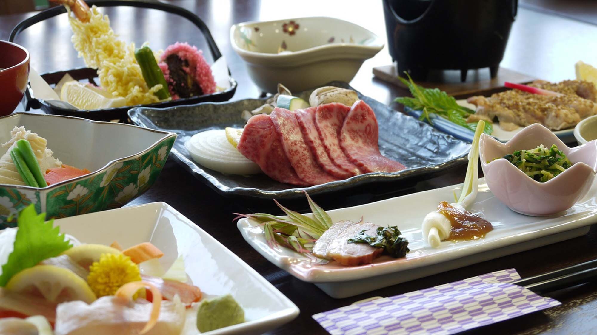 ・An example of our pride and joy, the Yamago Kaiseki course meal. We offer seasonal meals.