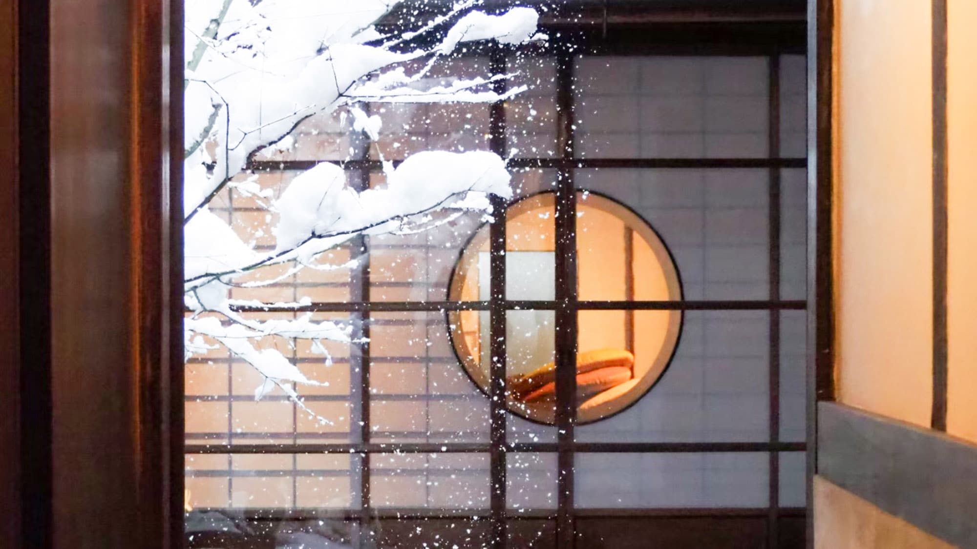・[Tsubo-niwa] A tsubo-niwa in winter. The beauty of the snow is heart-warming