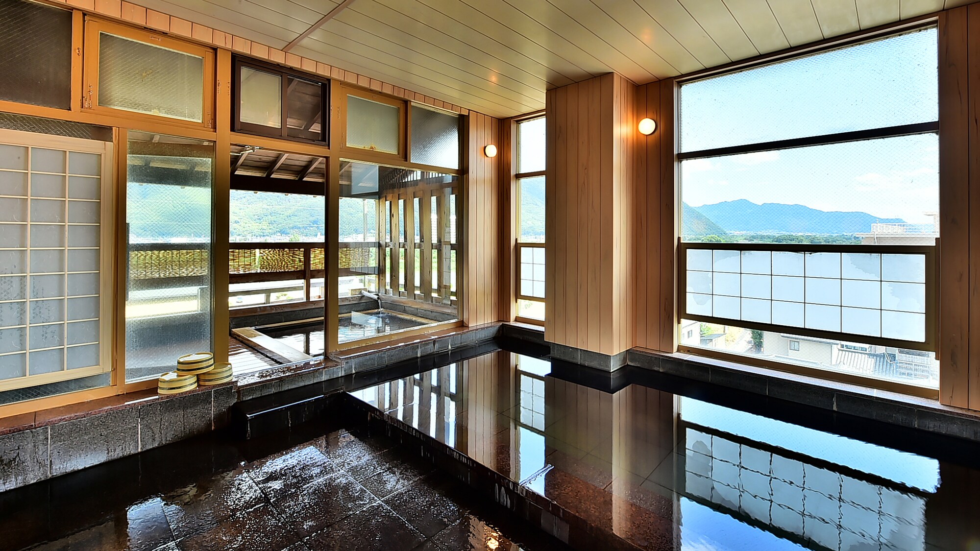 Suối nước nóng toàn cảnh (phòng tắm dành cho phụ nữ)