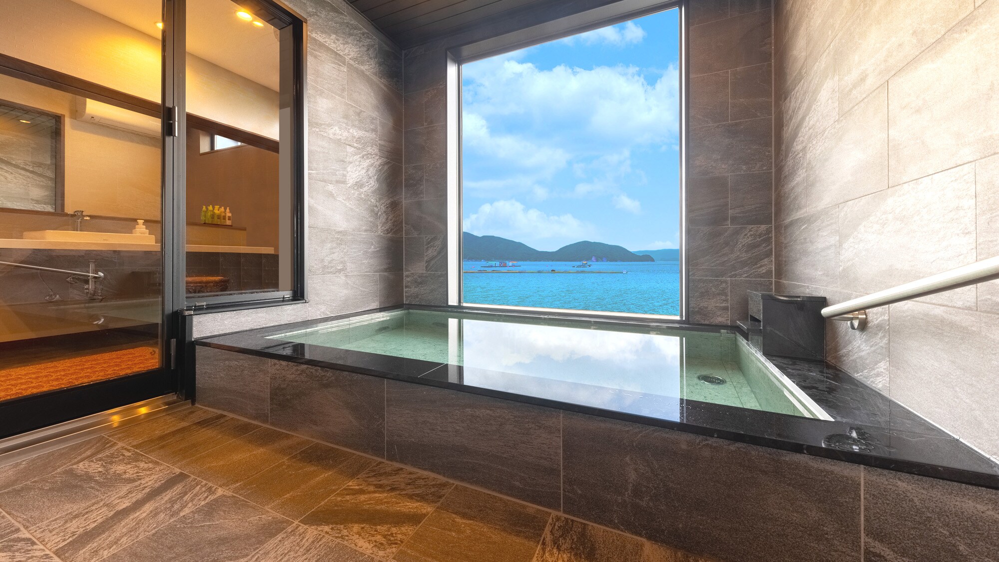 เพลิดเพลินกับช่วงเวลาผ่อนคลายในห้องอาบน้ำสาธารณะขนาดใหญ่ที่คุณสามารถมองเห็นมหาสมุทร พระอาทิตย์ขึ้น และท้องฟ้าเต็มไปด้วยดวงดาว