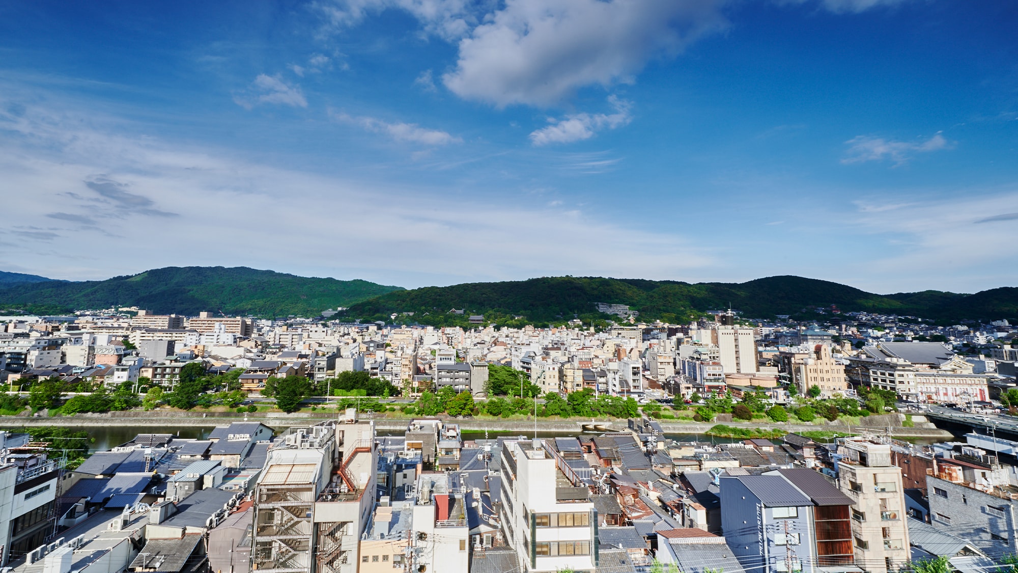 You can enjoy a panoramic view of Higashiyama from the lobby.