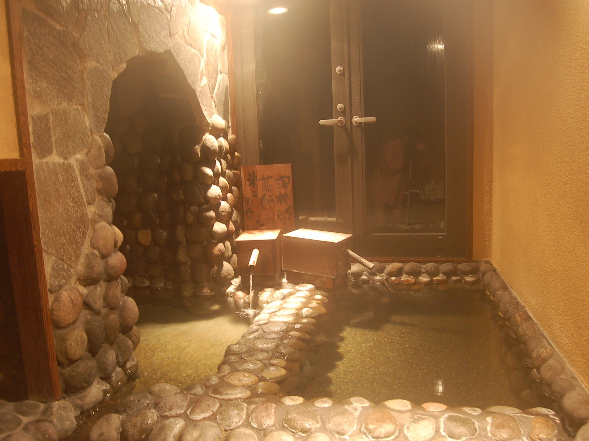 <"Semi-open-air, warm water cave bath" attached to D-type guest rooms>