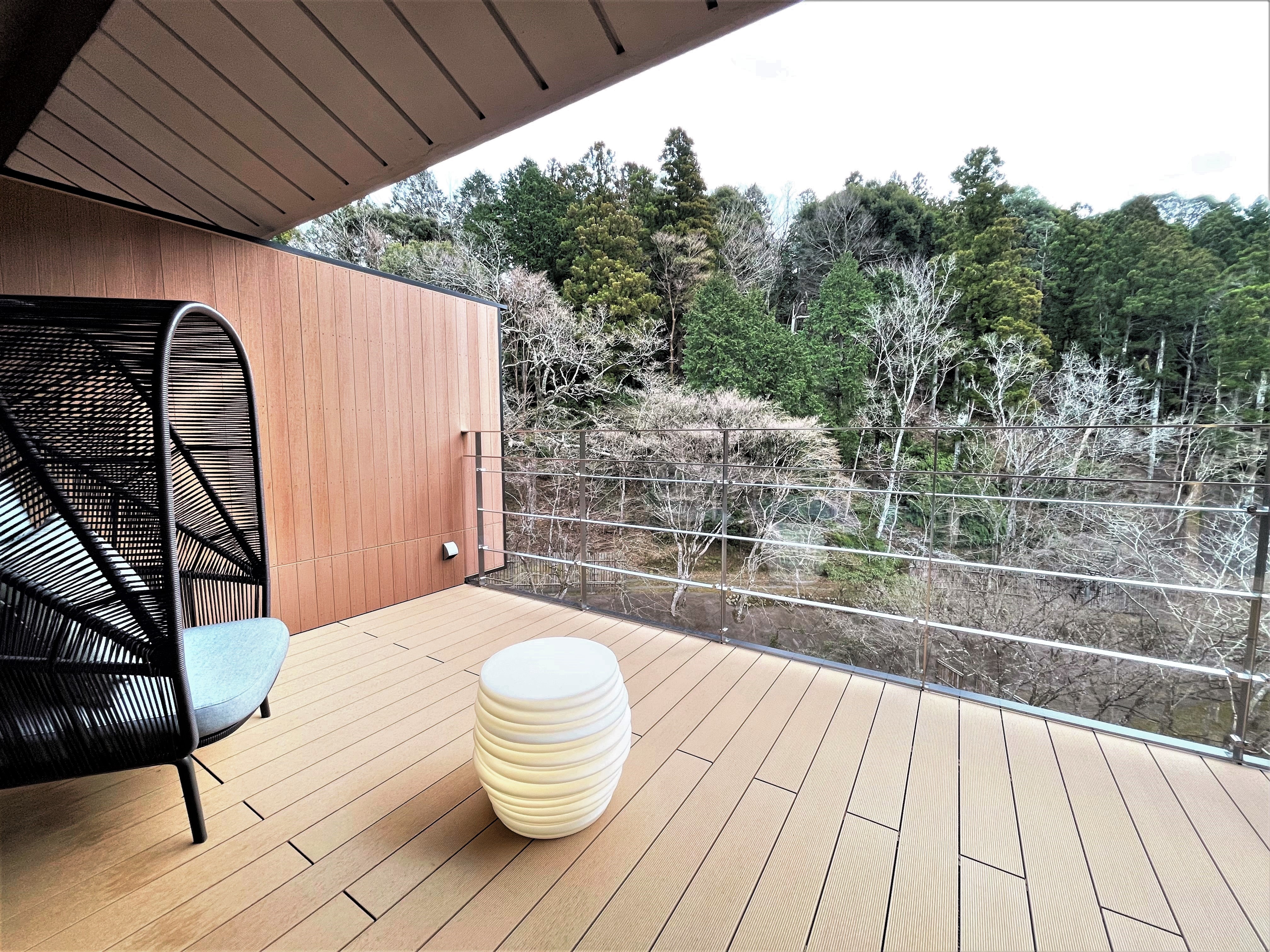 Semi-open-air hot spring & terrace + guest room with bed (view / image from the terrace)