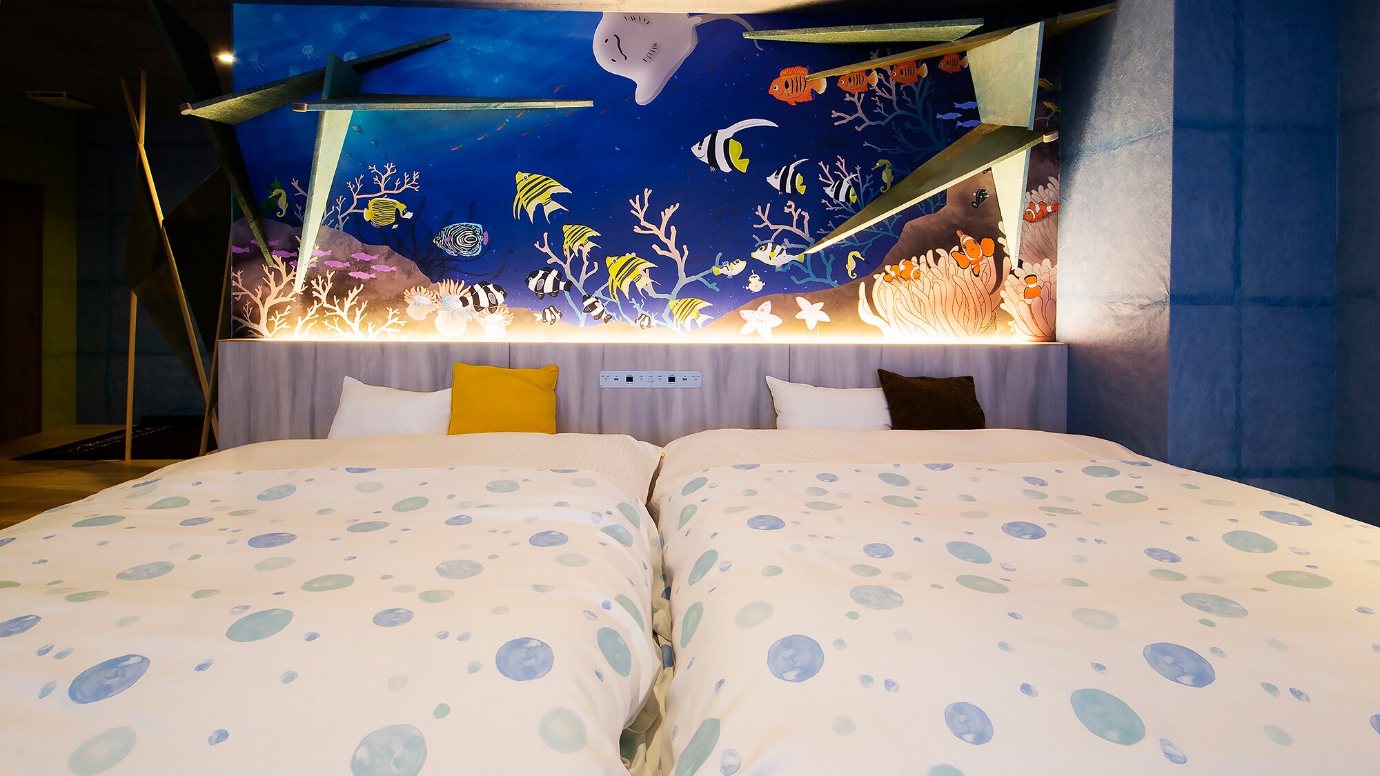 [Ryugu Twin] It's like being in an aquarium ♪ Exciting bed space