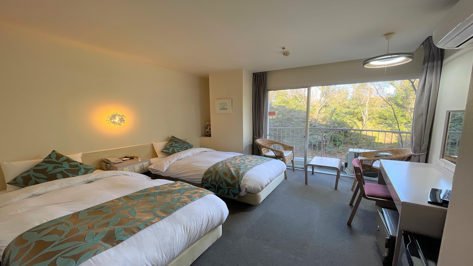 Western-style twin room (example)