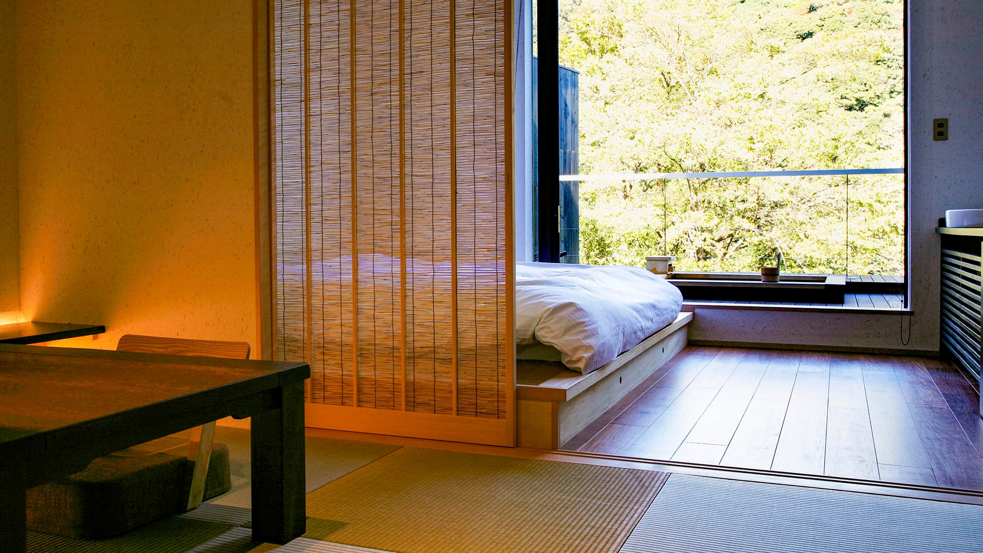 ・[一間客房：紫苑]您還可以從露台欣賞湯坂山的動態景色。