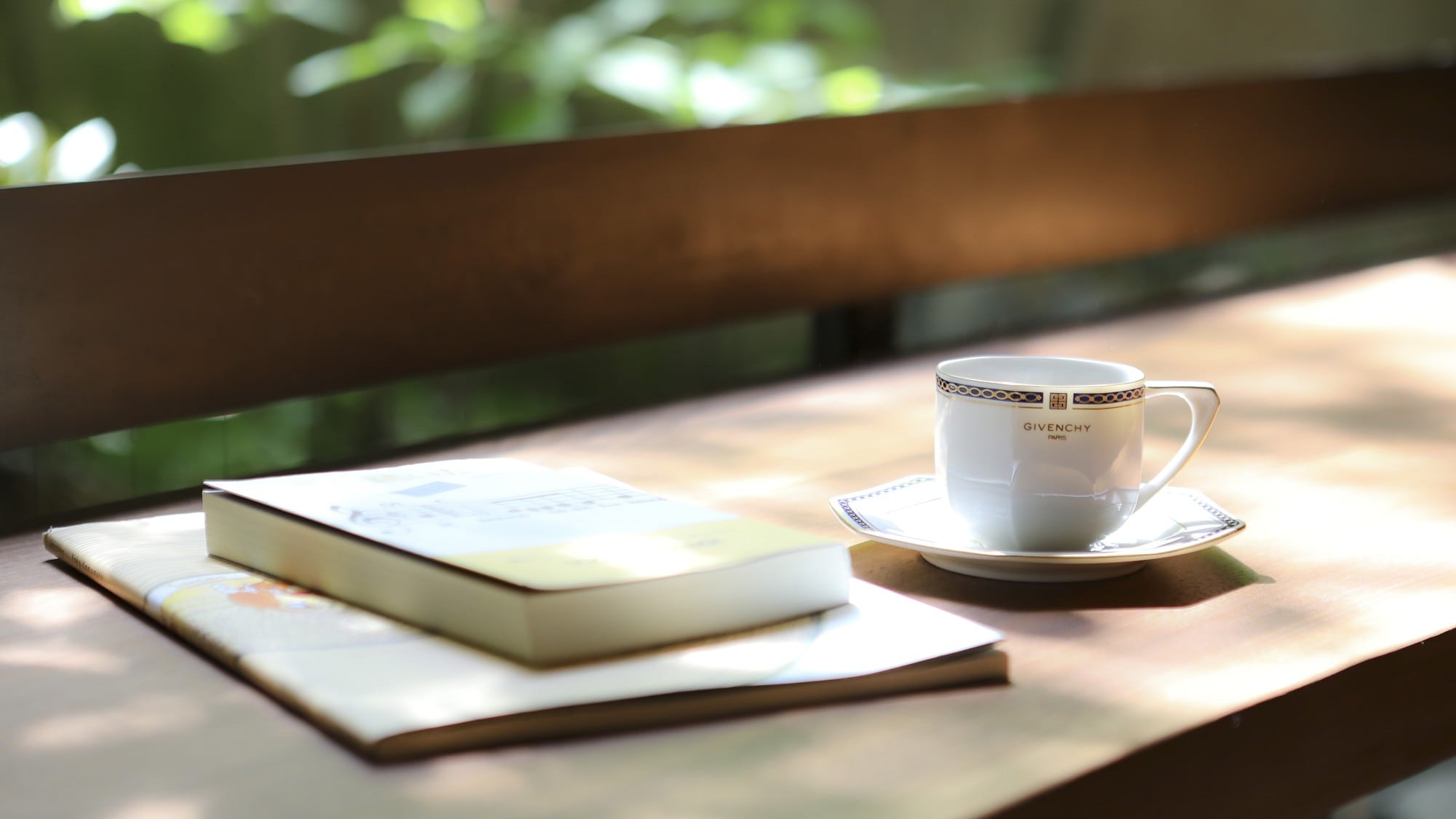 Counter seats with sunlight filtering through the trees.