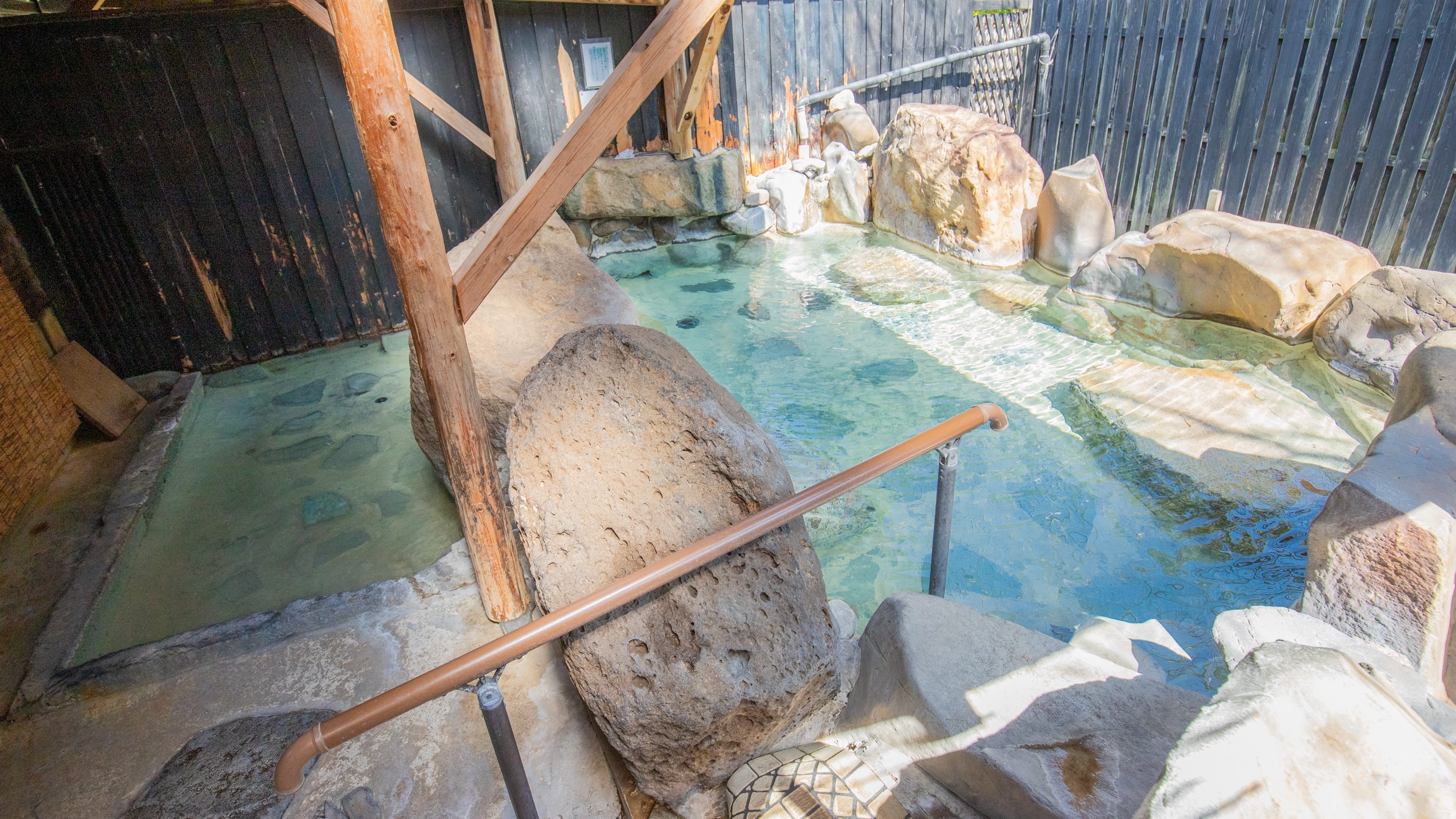 Large public bath/open-air bath: Highly concentrated alkaline spring water