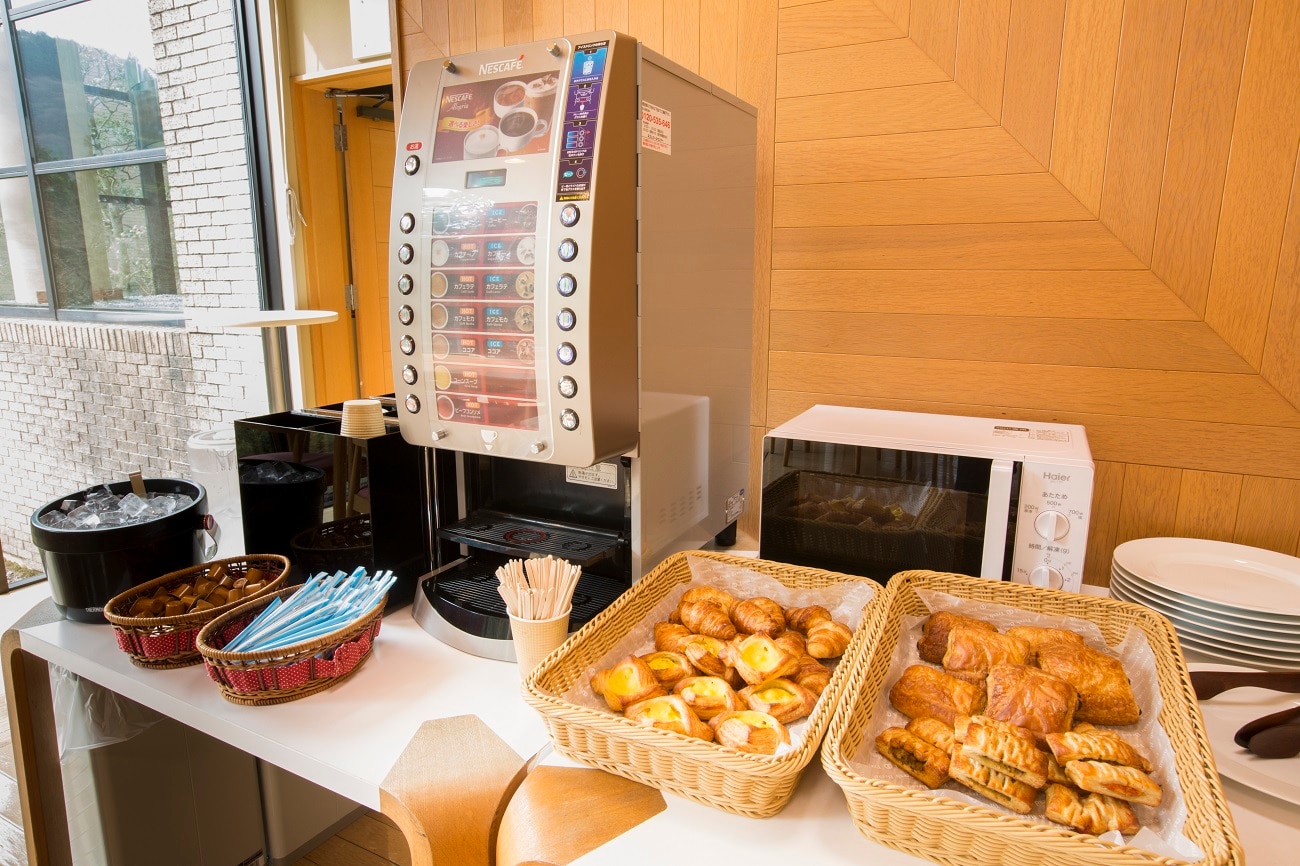 Breakfast is served on a tray in each room, so please enjoy it in your room.