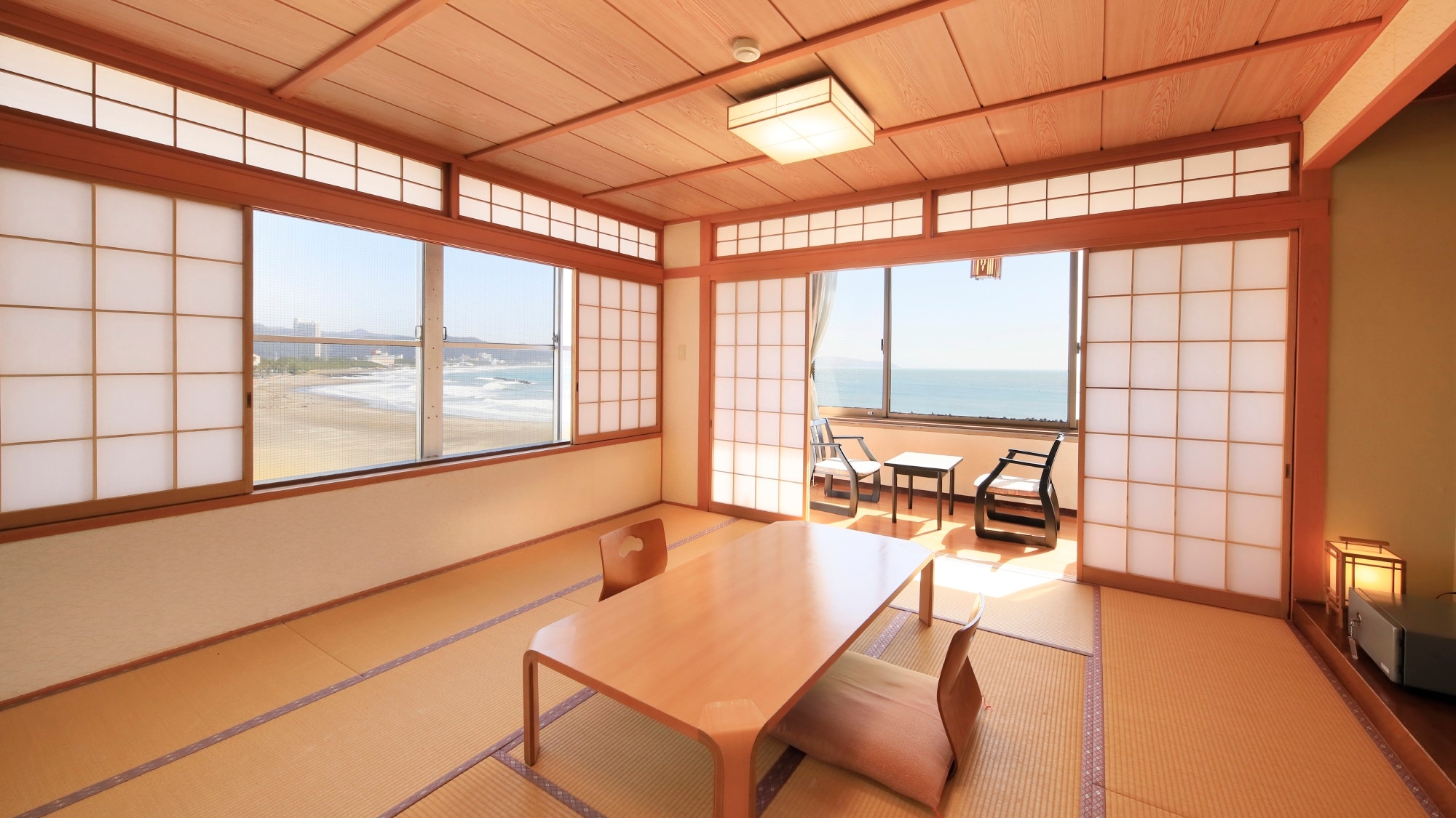[Standard Japanese-style room] A corner room with two windows on each floor, overlooking the Pacific Ocean.