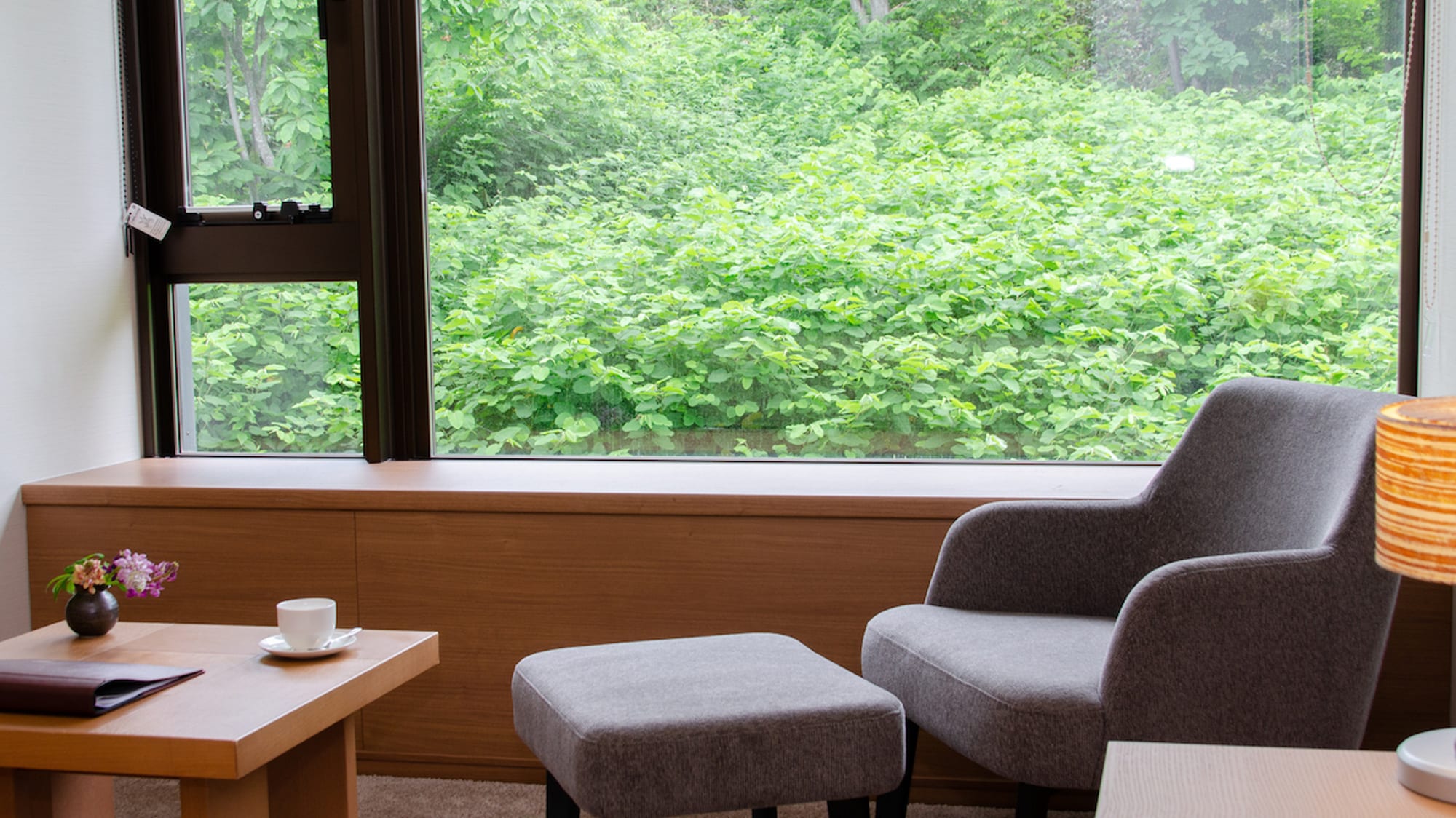 [Hotel room] Relaxing space by the window