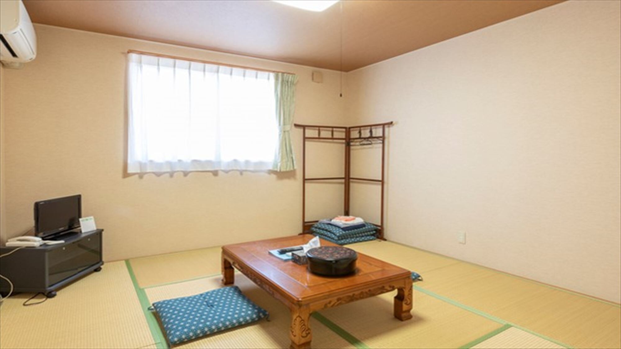 * Japanese-style room 8 tatami mats / shared bath and toilet.